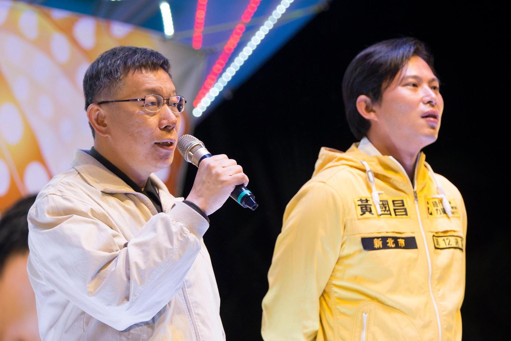王浩宇近日po文爆料，指黃國昌（右）完全避免對柯文哲（左）的批判，打算在柯參選總統之後補位。（翻攝自黃國昌臉書）