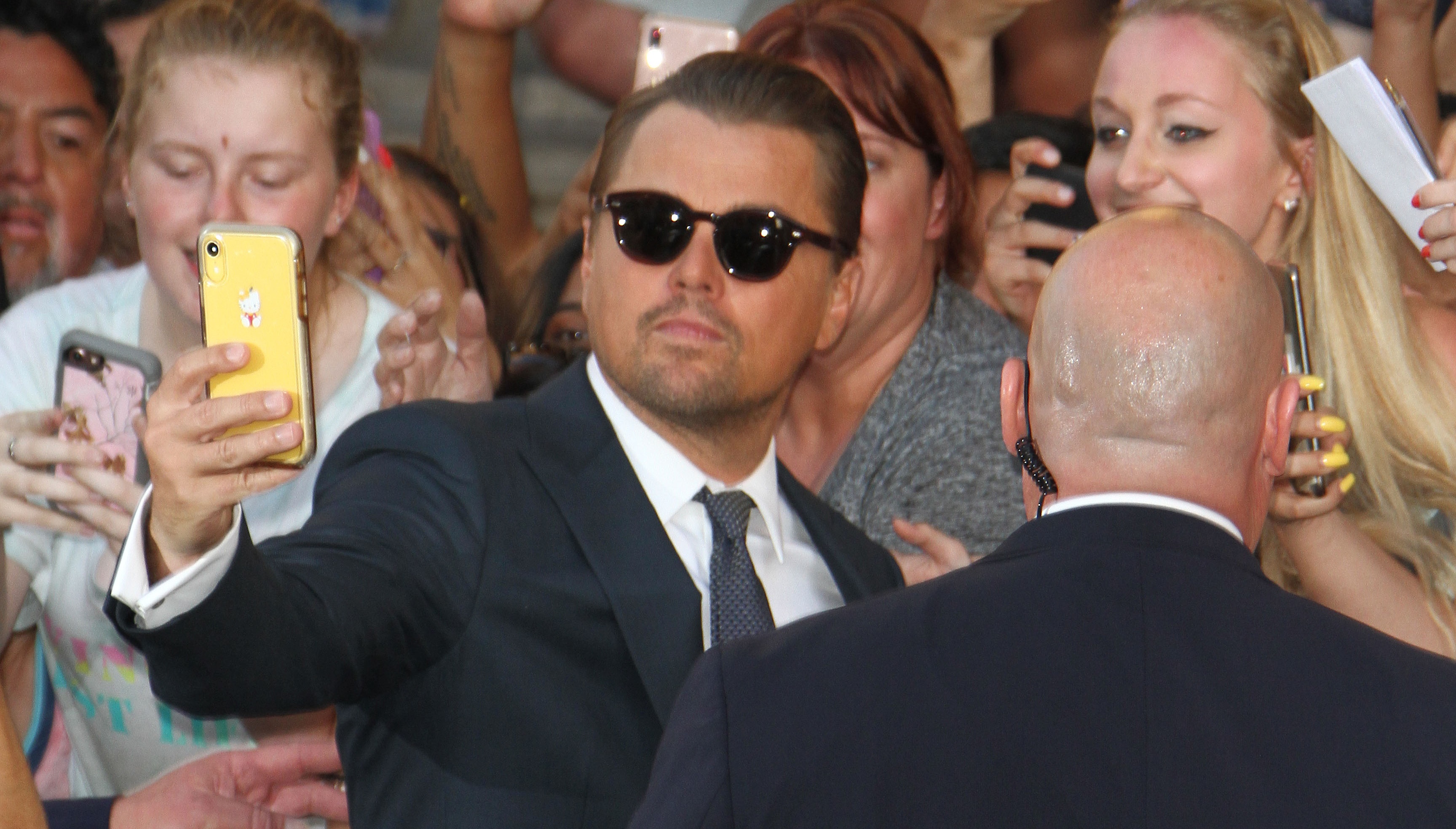 好萊塢影帝李奧納多狄卡皮歐出席活動時隨手自拍。（東方IC）