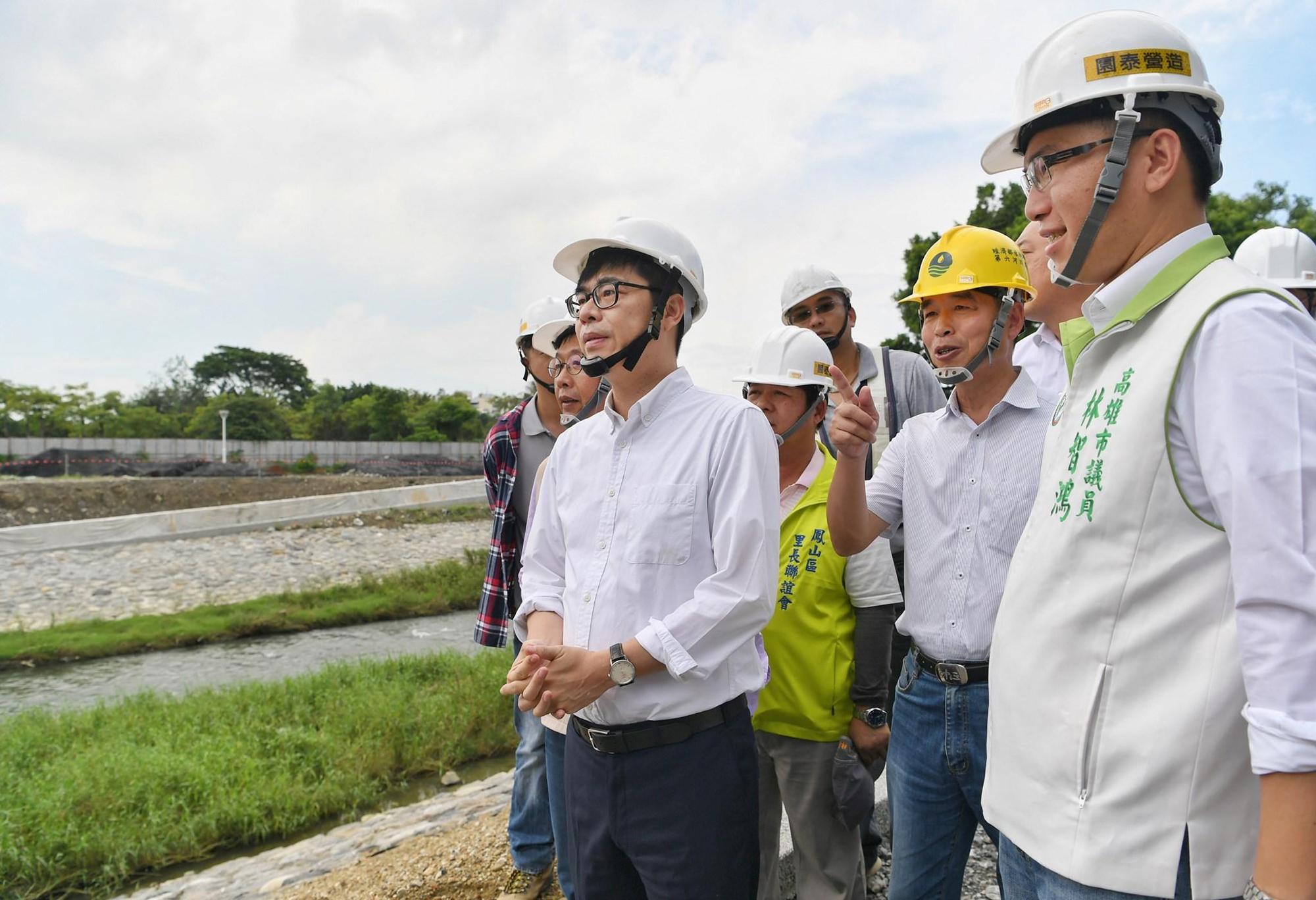 行政院副院長陳其邁今視察鳳山溪民安橋下游生態緩坡工程。（翻攝陳其邁臉書專頁）