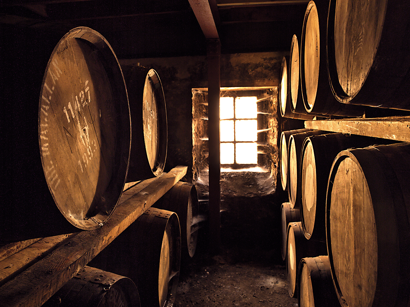 橡木桶陳釀是製酒過程中最昂貴的環節，木桶成本、耗損成本及時間成本都是投資。