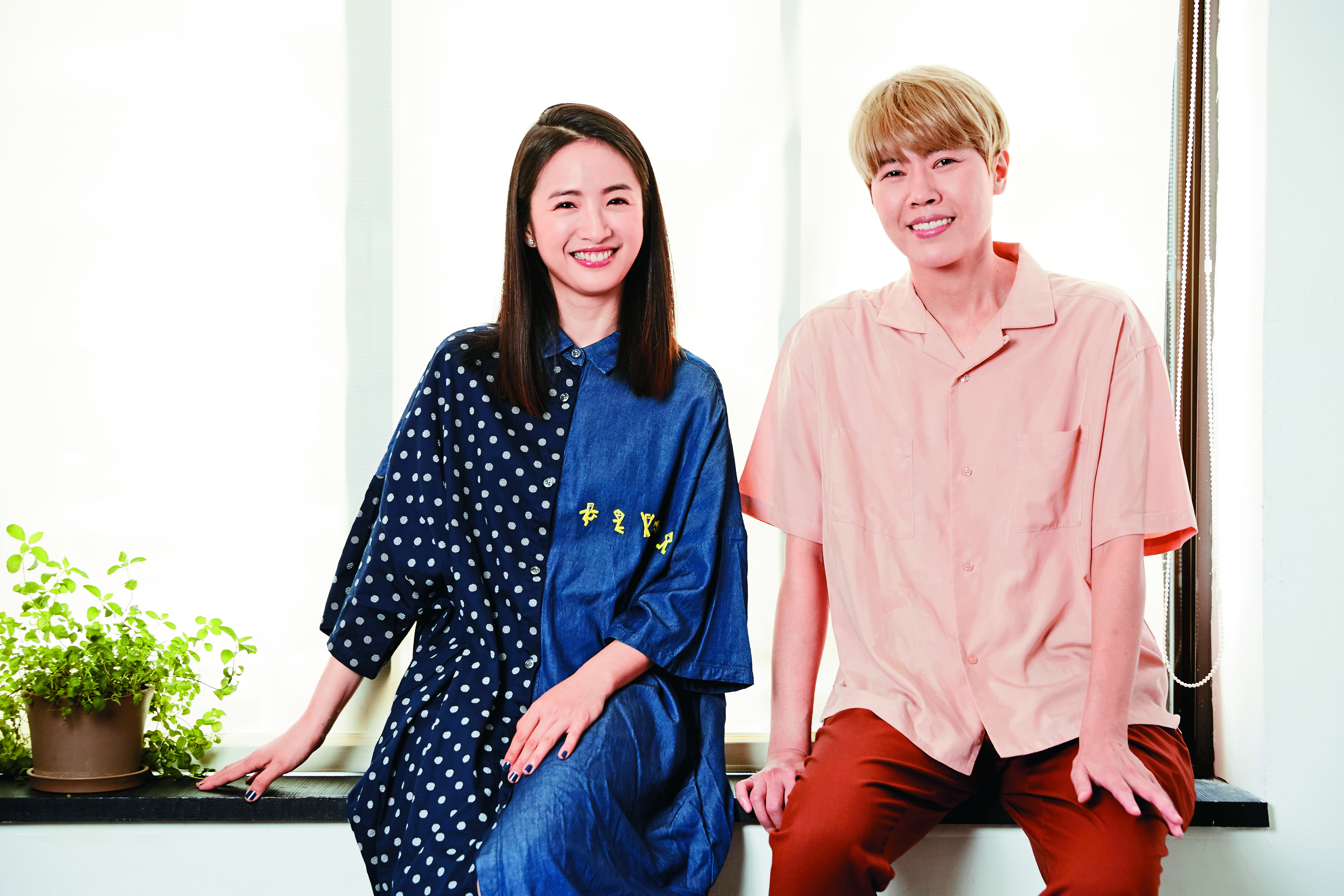 林依晨（左）首次參演由經紀人周美豫（右）開發自製的戲劇，拍攝時戰戰兢兢，常忍不住幫忙照看。