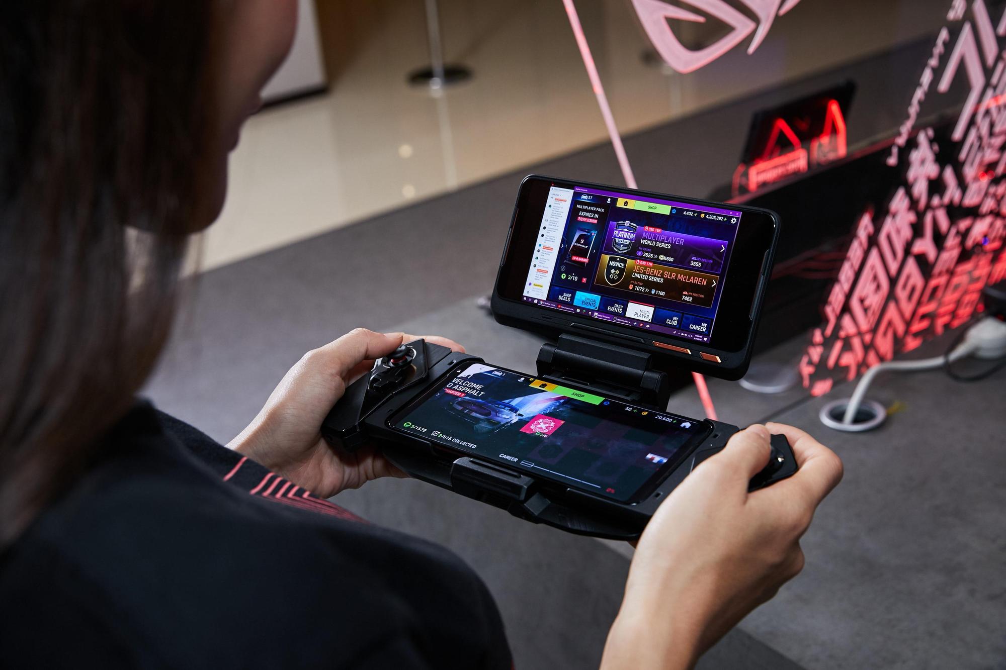 ROG Phone II電競手機除主打強悍規格外，還有雙螢幕基座等近10款周邊配件可選購。（華碩提供）