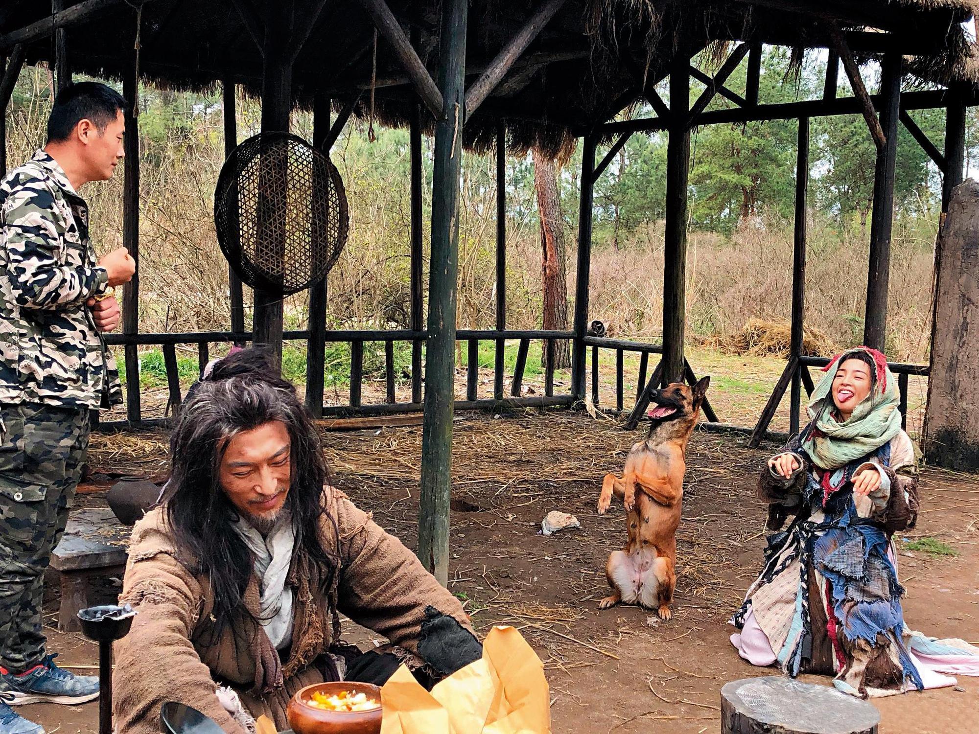 林依晨（右）飾演乞丐出身的花不棄，劇中她徒手抓老鼠、坐地扮狗撒嬌樣樣來。（翻攝自林依晨微博）