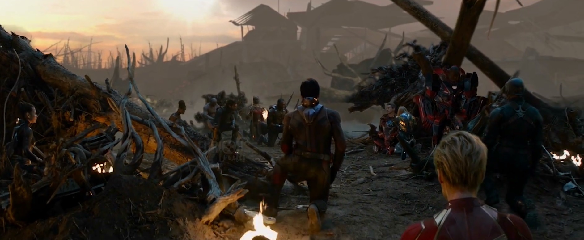 鋼鐵人彈指將薩諾斯大軍團滅，自己卻也犧牲，他臨終時英雄們全都單膝下跪，向他致敬。（翻攝自YouTube）