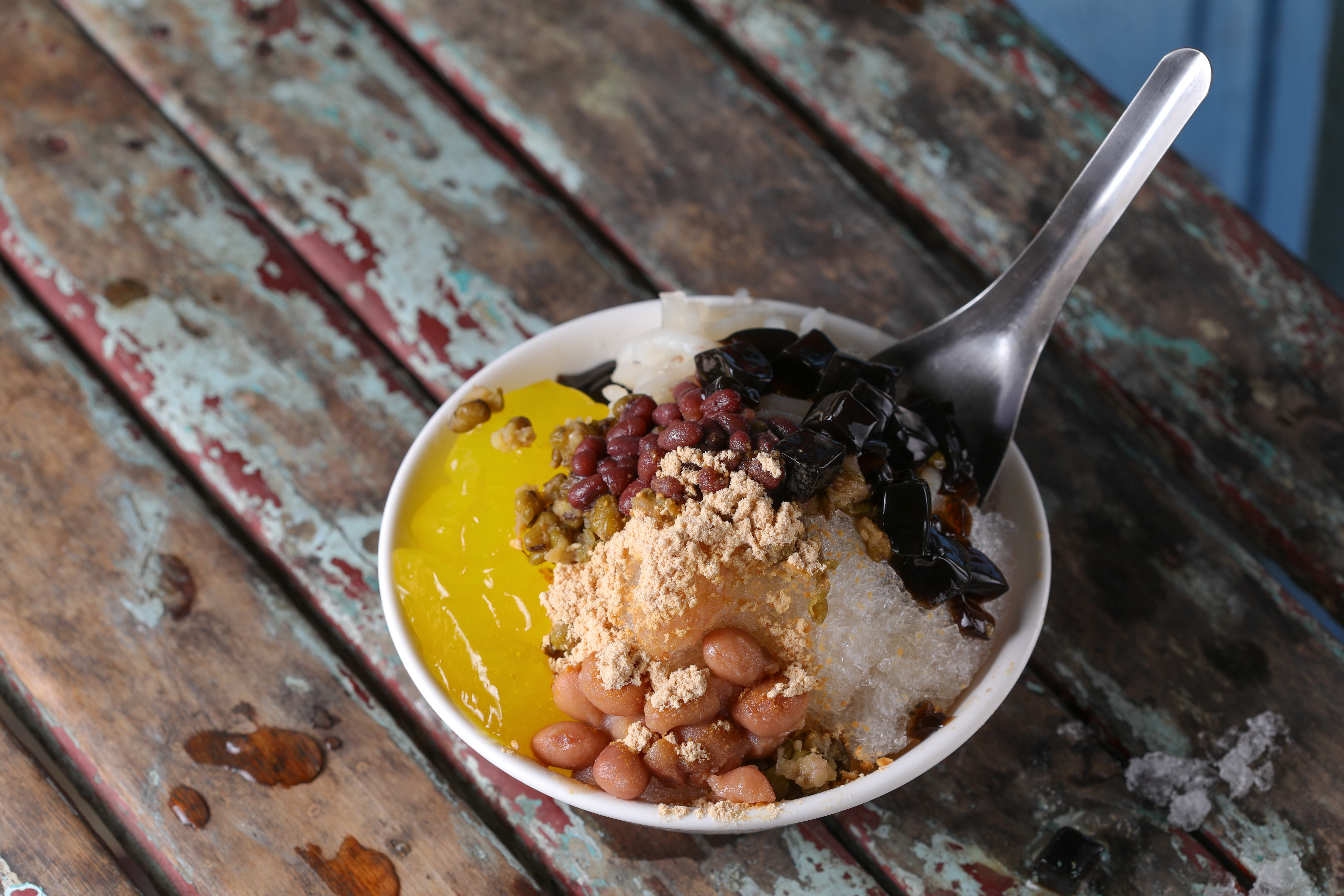 台南「六甲媽祖廟剉冰」撒上手工炒麵茶的「招牌冰」，洋溢古早素樸感。（35元／碗）