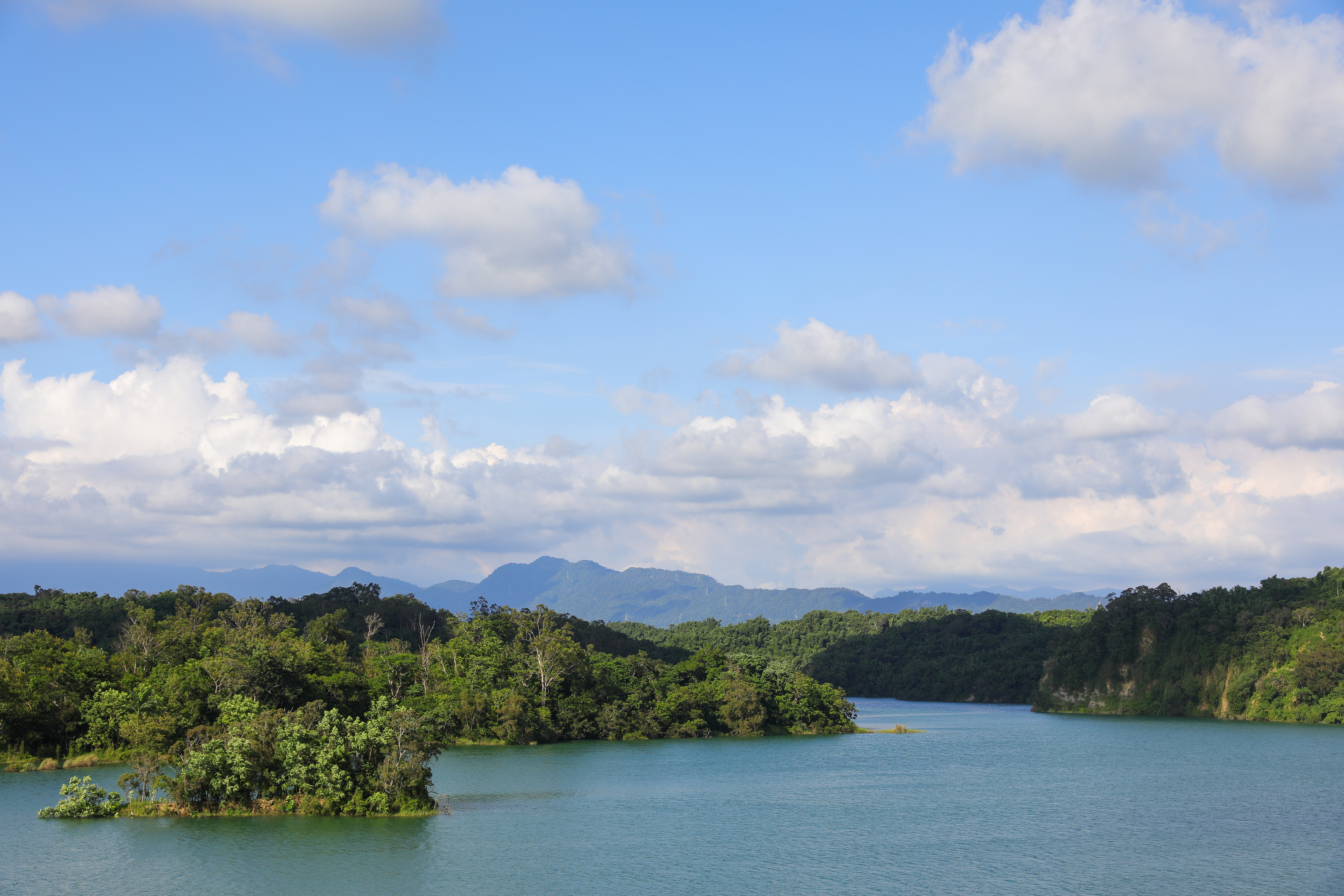 烏山頭水庫擁有宛如綠色珊瑚肢幹伸展的優美湖面，蓄水經由嘉南大圳分流灌溉了嘉南平原，帶來了豐富物產。