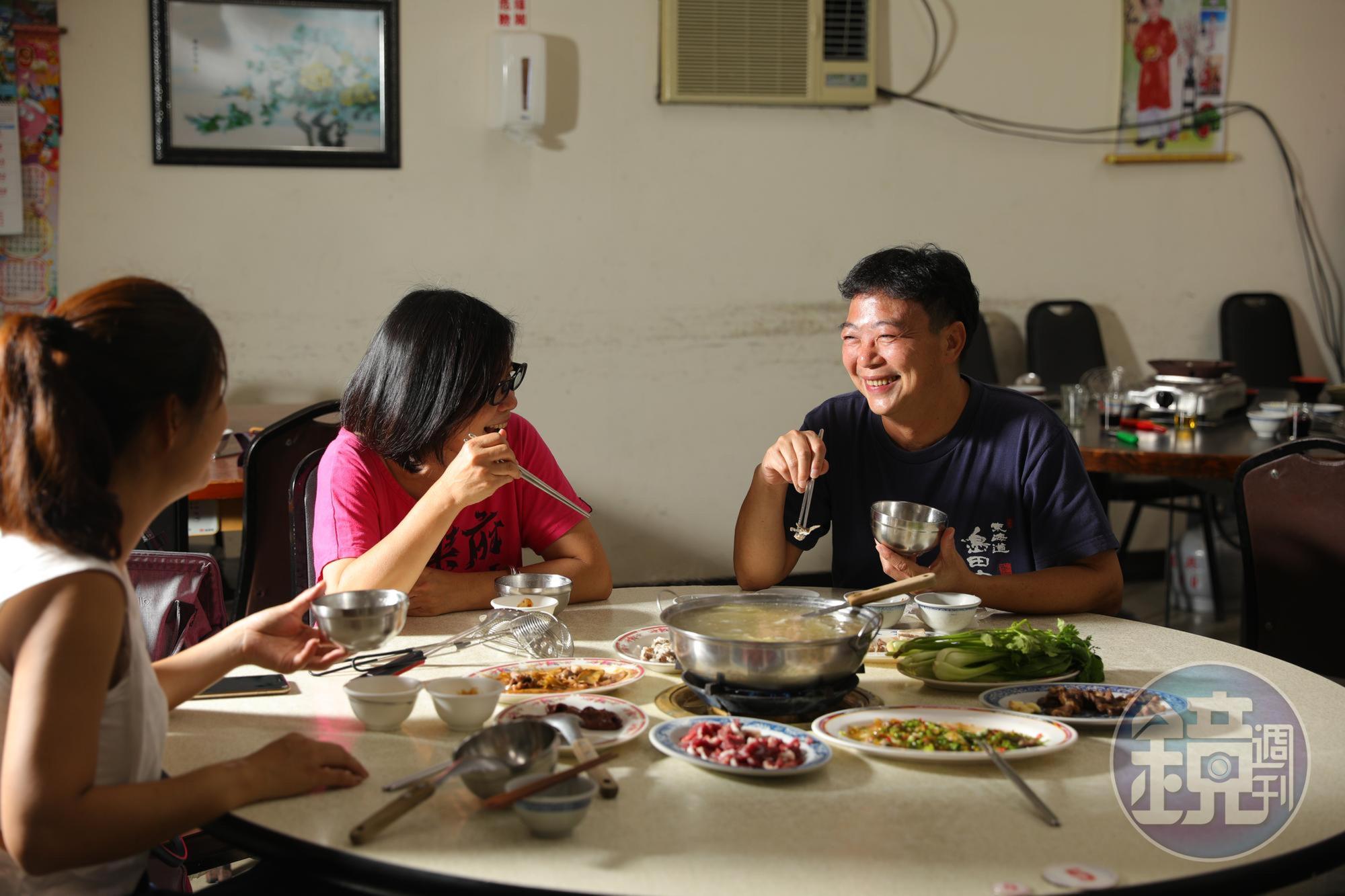 資深旅遊美食記者陳志東,走訪農村鄉鎮,挖掘迷人故事和滋味。