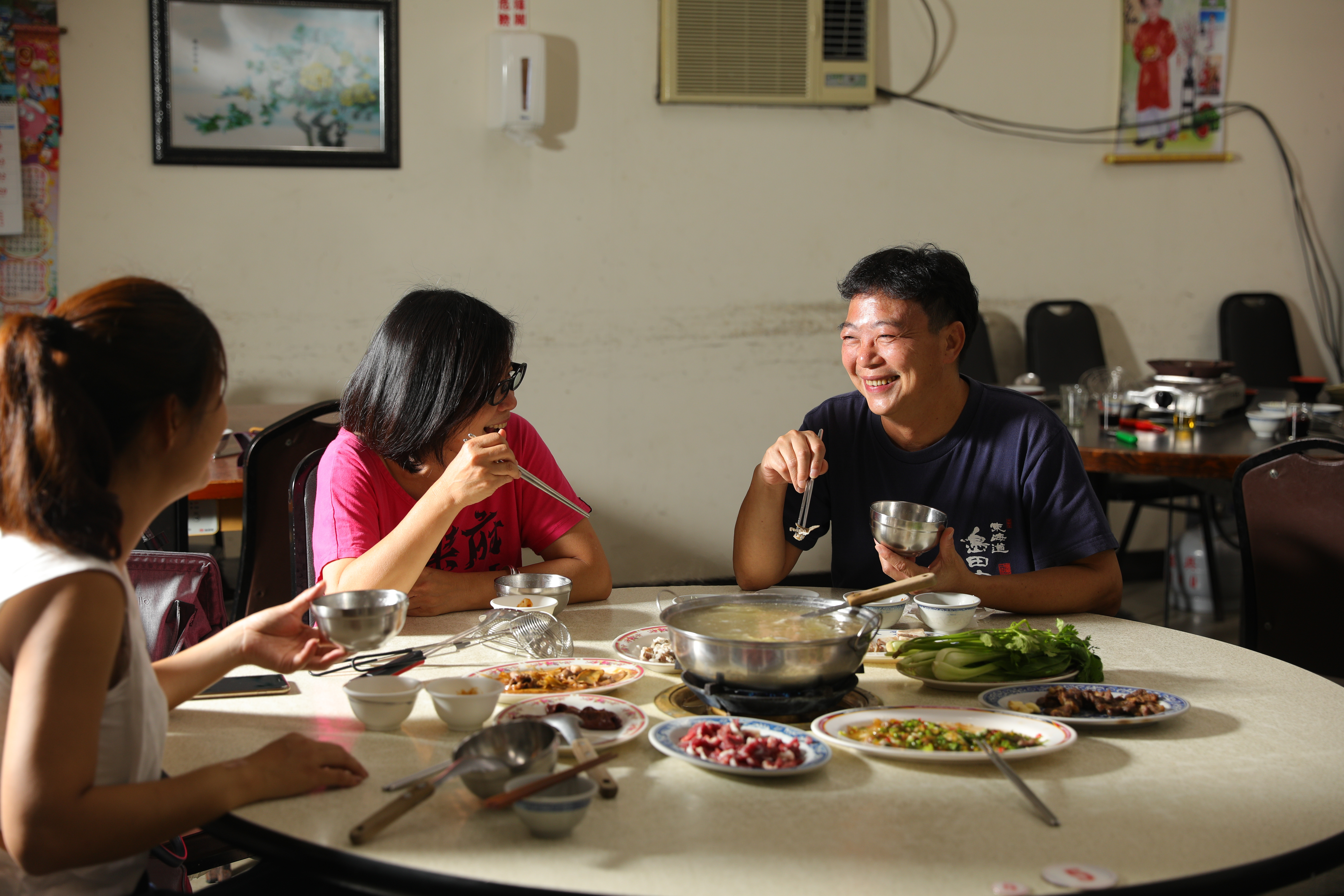資深旅遊美食記者陳志東，走訪農村鄉鎮，挖掘迷人故事和滋味。