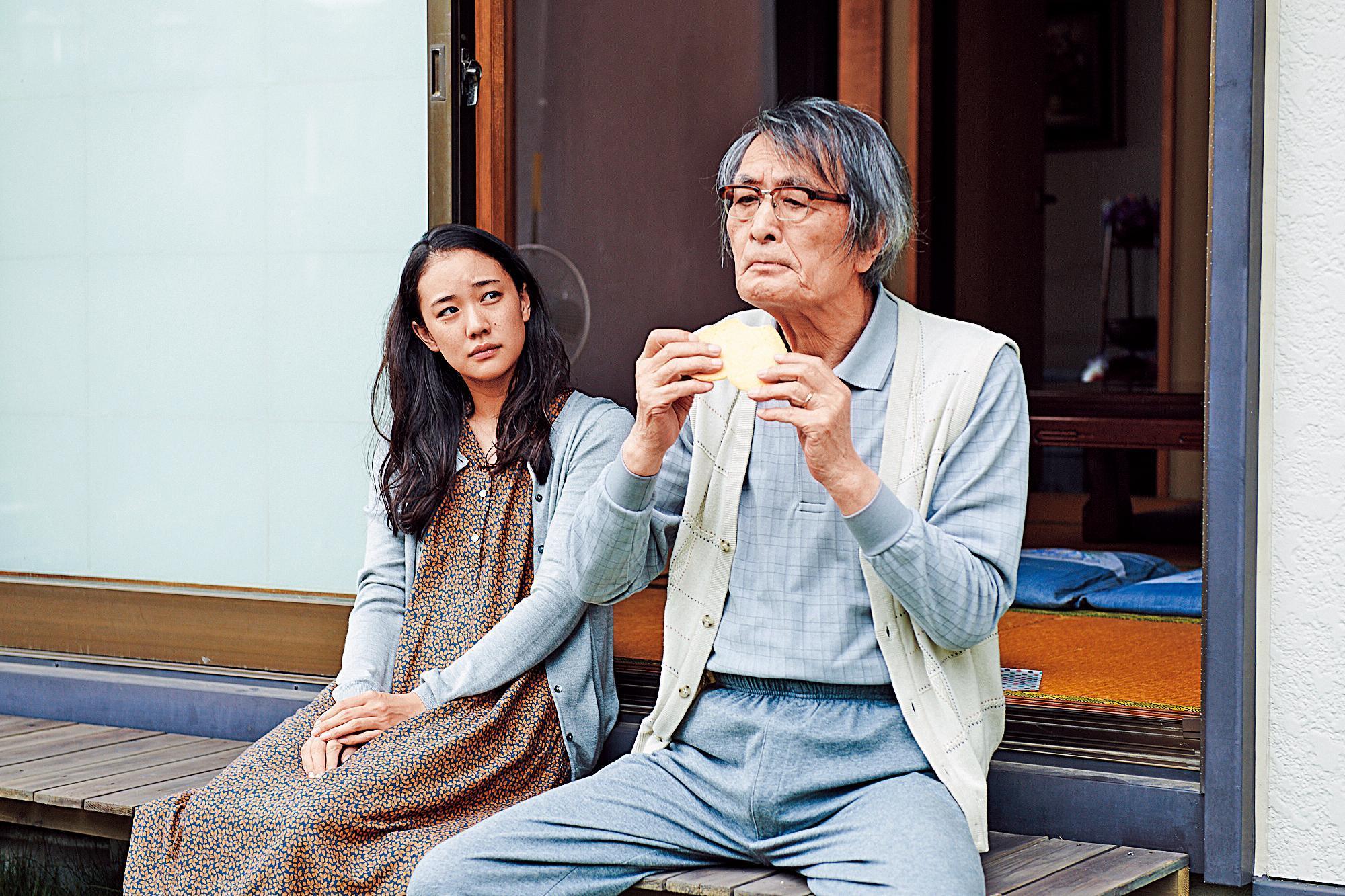 《漫長的告別》呈現失智症各階段的症狀,右起為飾演失智症患者的山崎努,與片中女兒蒼井優。(天馬行空提供)