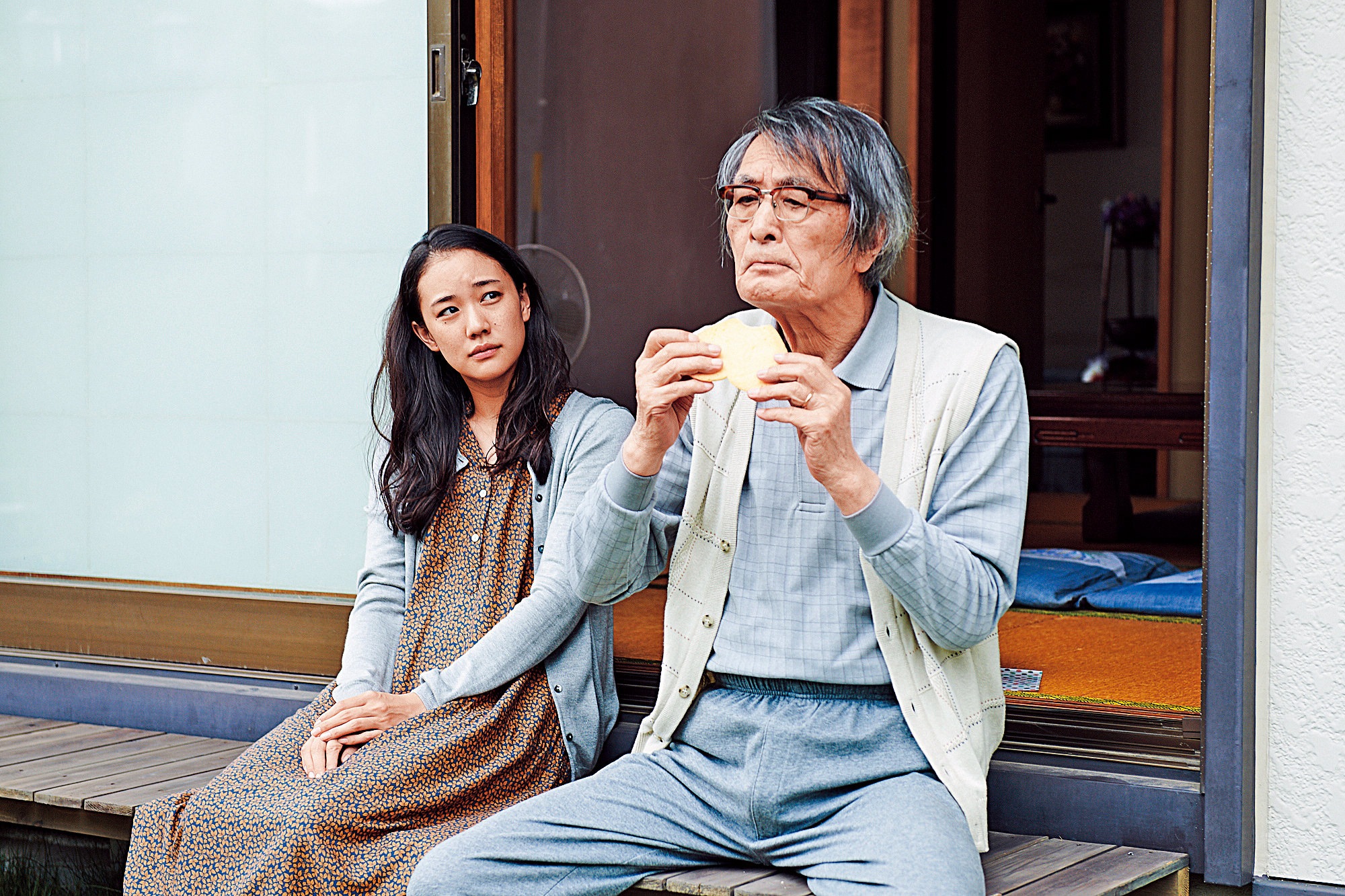 《漫長的告別》呈現失智症各階段的症狀，右起為飾演失智症患者的山崎努，與片中女兒蒼井優。（天馬行空提供）