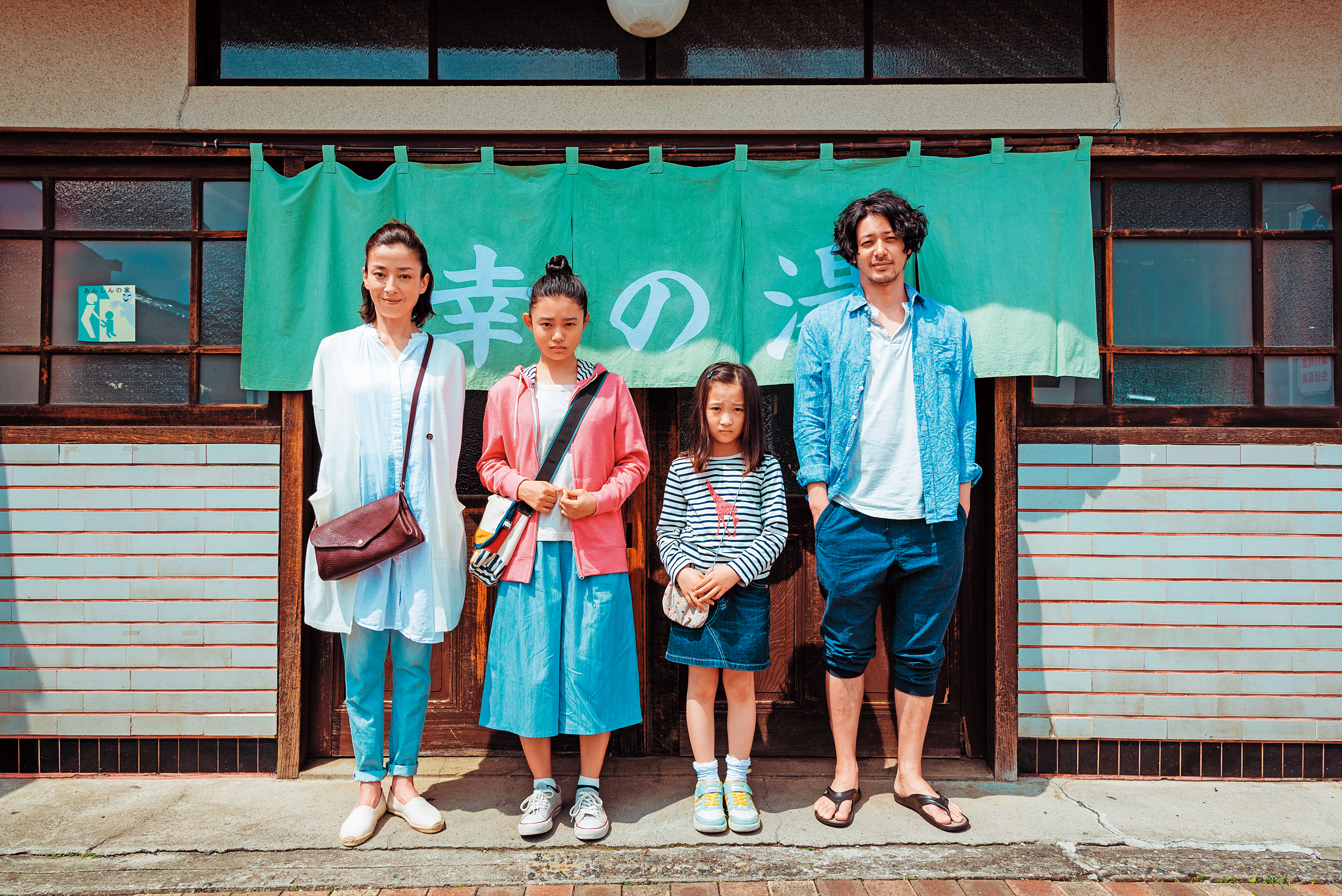 拍《幸福湯屋》時，中野量太要求宮澤理惠（左1）、杉咲花（左2）一起打掃湯屋，右1為小田切讓。（天馬行空提供）