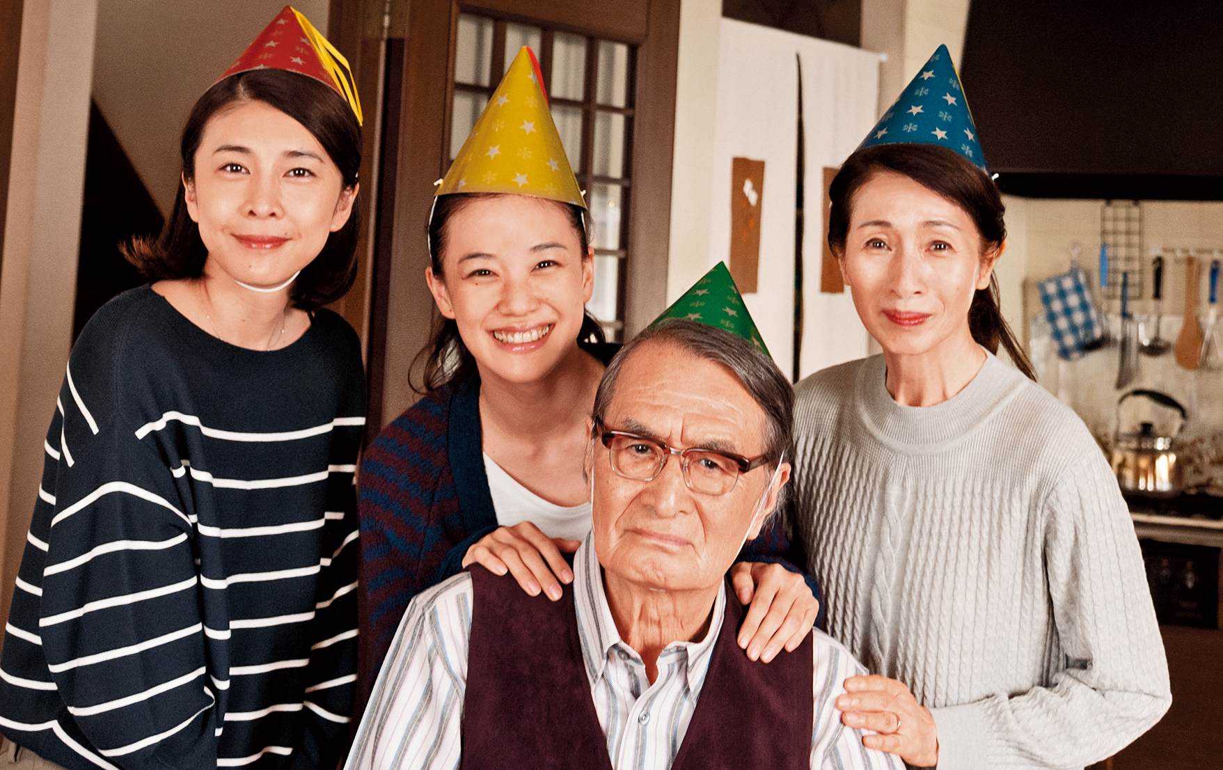 竹內結子（左起）、蒼井優、山崎努與松原智惠子飾演一家人，在父親生日時戴上尖頂帽慶生。（天馬行空提供）