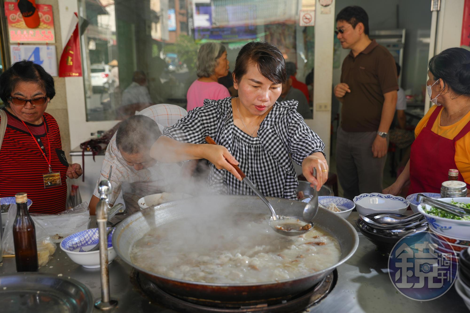 「白河草魚粥」一早熱湯滾滾、白煙蒸騰，老闆娘鄧秋菊忙得沒空放下手中的大湯杓。