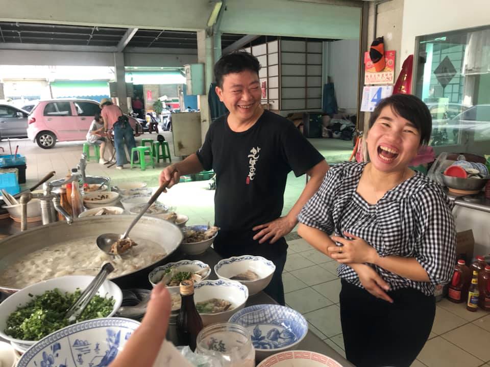 資深旅遊記者陳志東（左）走訪農村鄉鎮，挖掘迷人故事和滋味。（林嘉琪攝）