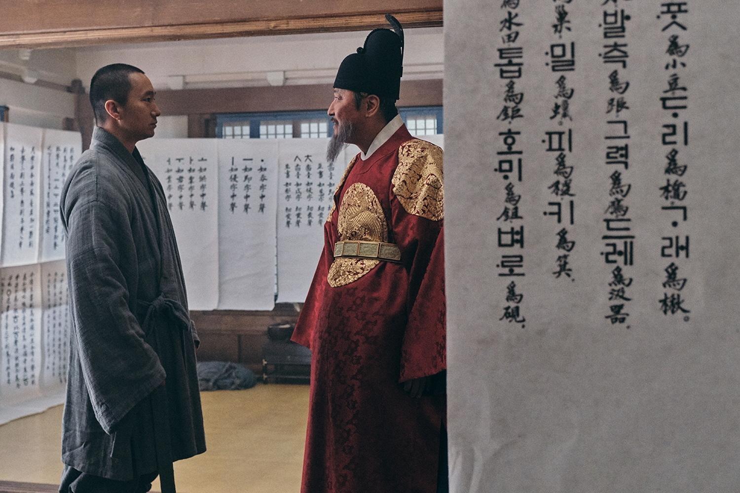 宋康昊在新片《王的文字》飾演世宗大王，19層龍袍加身展現君王威嚴。（采昌提供）