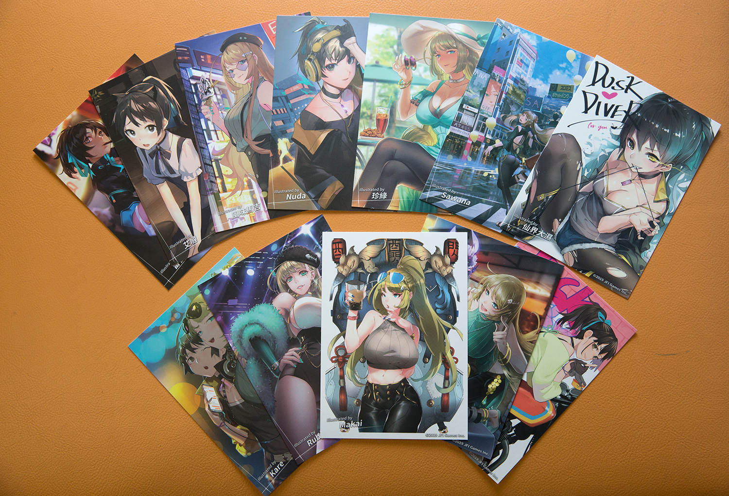 《Dusk Diver 酉閃町》採用動漫風格，目標是二次元題材的愛好者。圖為12位知名繪師替遊戲繪製的明信片。