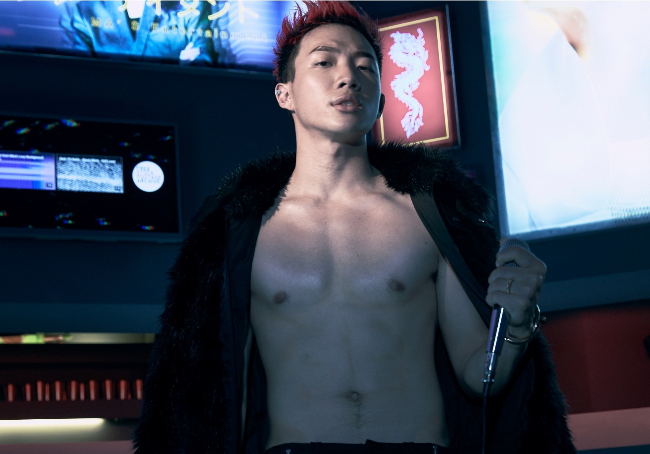 ØZI自出道以來就人氣居高不下，日前受邀擔任潮流娛樂媒體JUKSY 封面人物。（JUKSY提供）