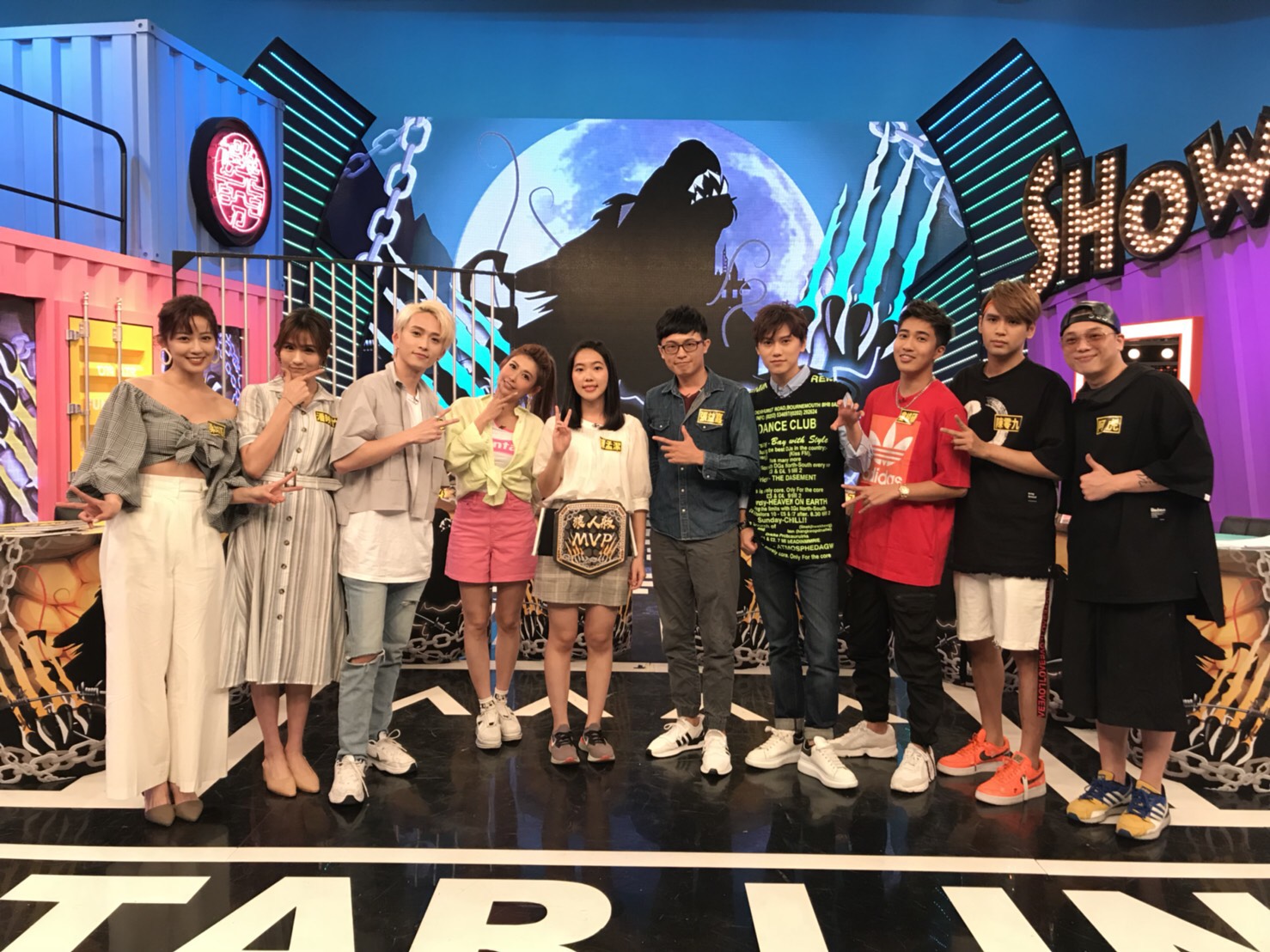 八大綜合台招牌節目「娛樂百分百」進攻8點檔!從29日起,節目將再調整為黃金時段8點首播。(八大提供)