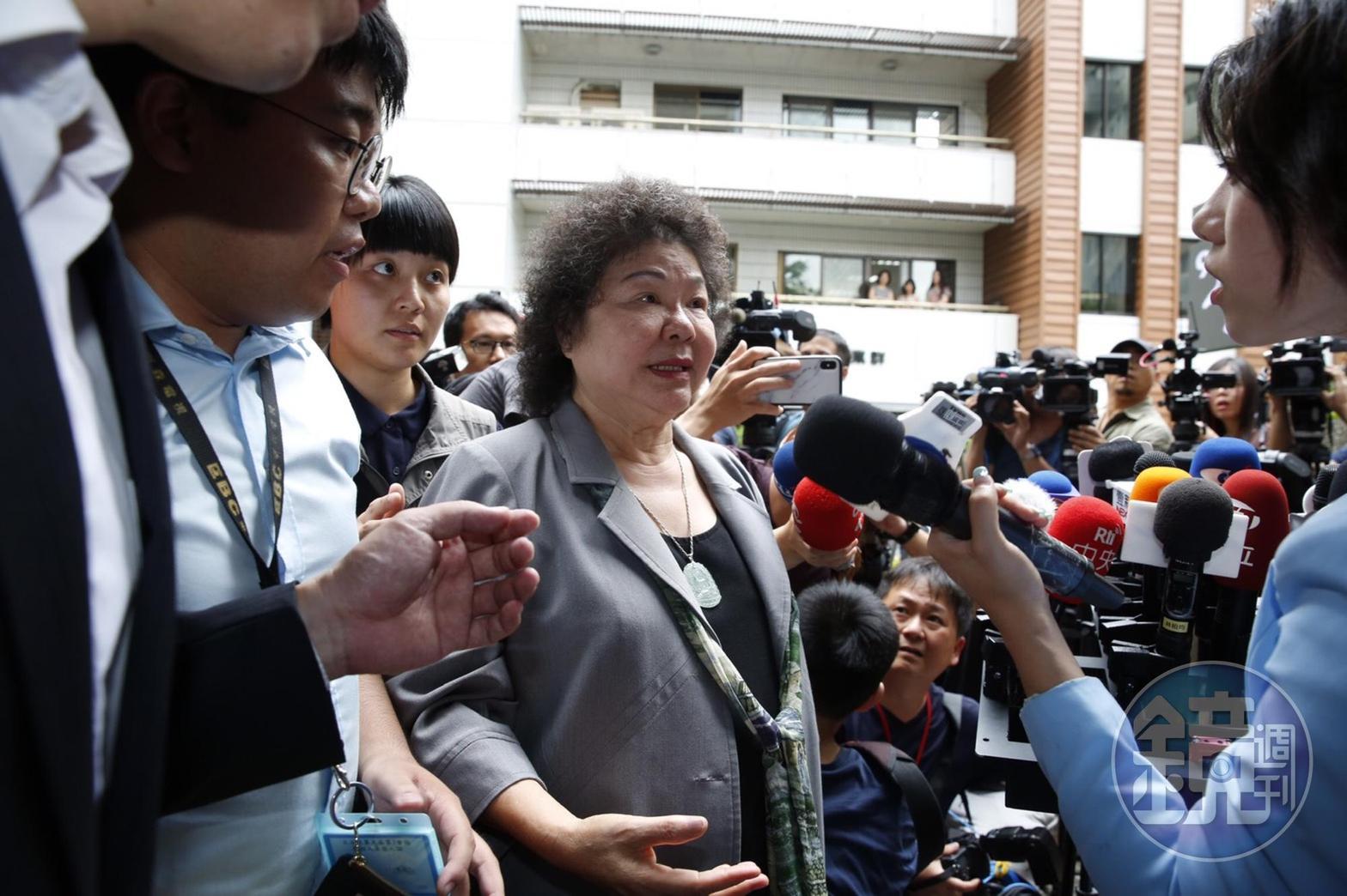 針對總統府侍衛室隨扈趁出訪走私大量免稅菸一案，陳菊今（29日）下午受訪時表示，有任何責任「我絕不逃避、我會承擔」。
