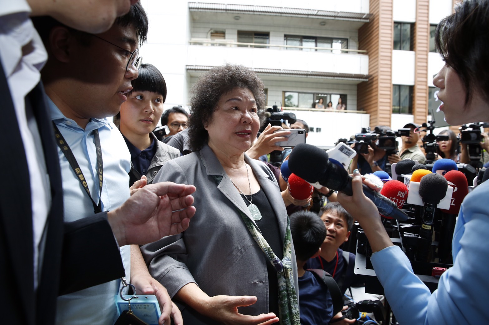 針對總統府侍衛室隨扈趁出訪走私大量免稅菸一案，陳菊今（29日）下午受訪時表示，有任何責任「我絕不逃避、我會承擔」。