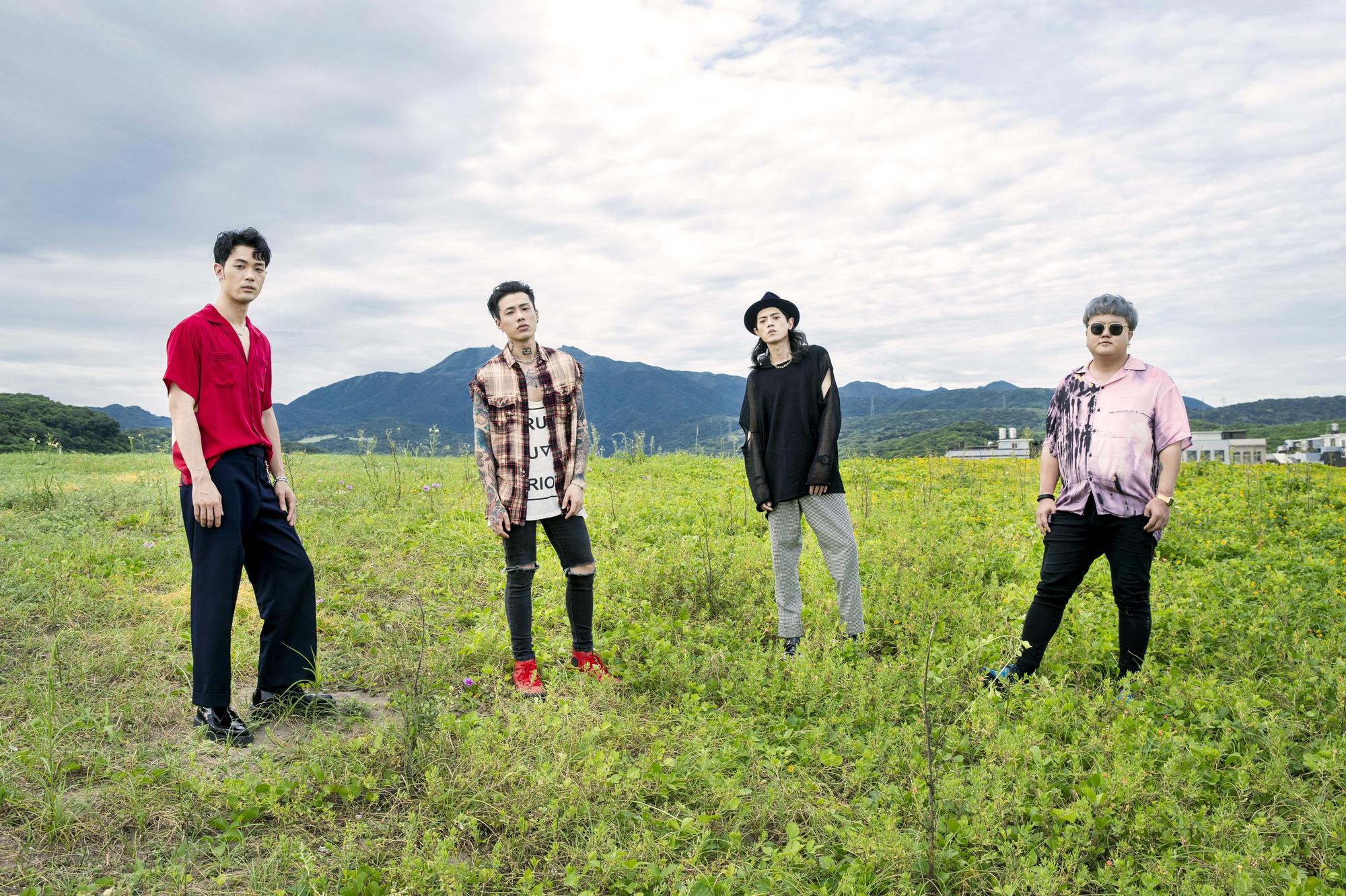 TRASH推出新單曲〈重感情的廢物〉,為了拍MV,凌晨3點就前往北海岸。( 華納唱片提供 )
