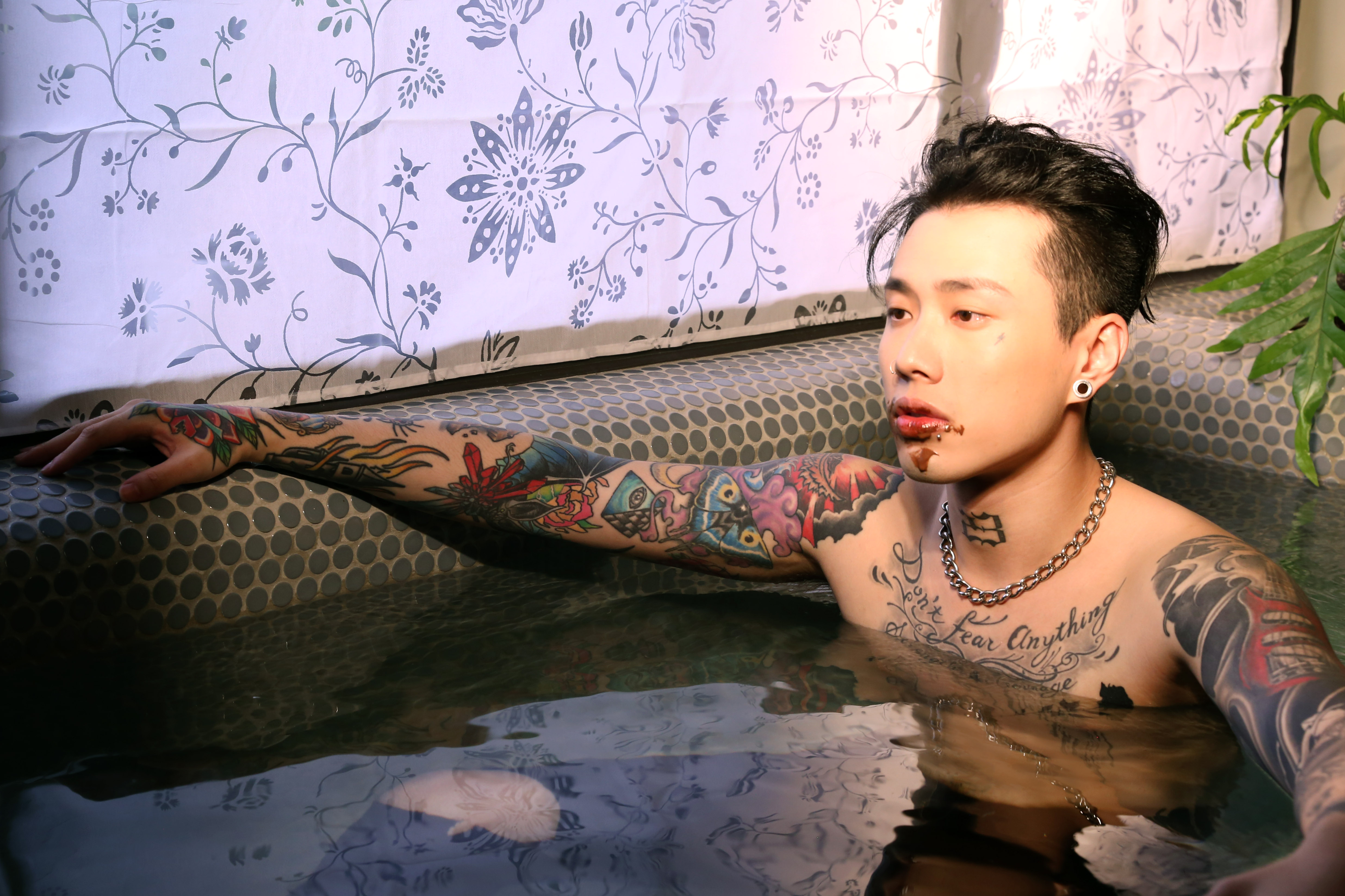 單曲〈重感情的廢物〉就是描述主唱阿夜在休團期間的心情。（華納唱片提供）