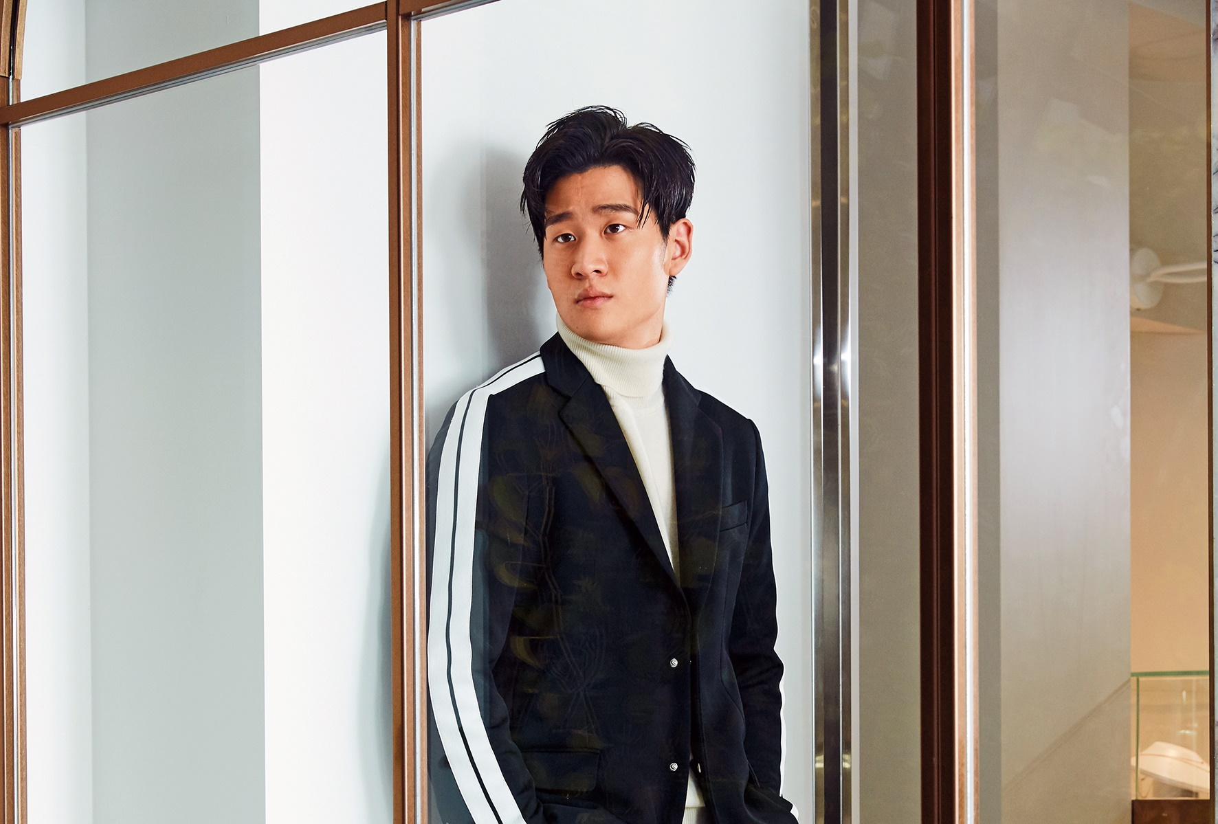 周興哲以一首〈以後別做朋友〉成名，在網路上有2首點閱破億的歌曲，和周杰倫、林俊傑歌王級人物並駕齊驅。