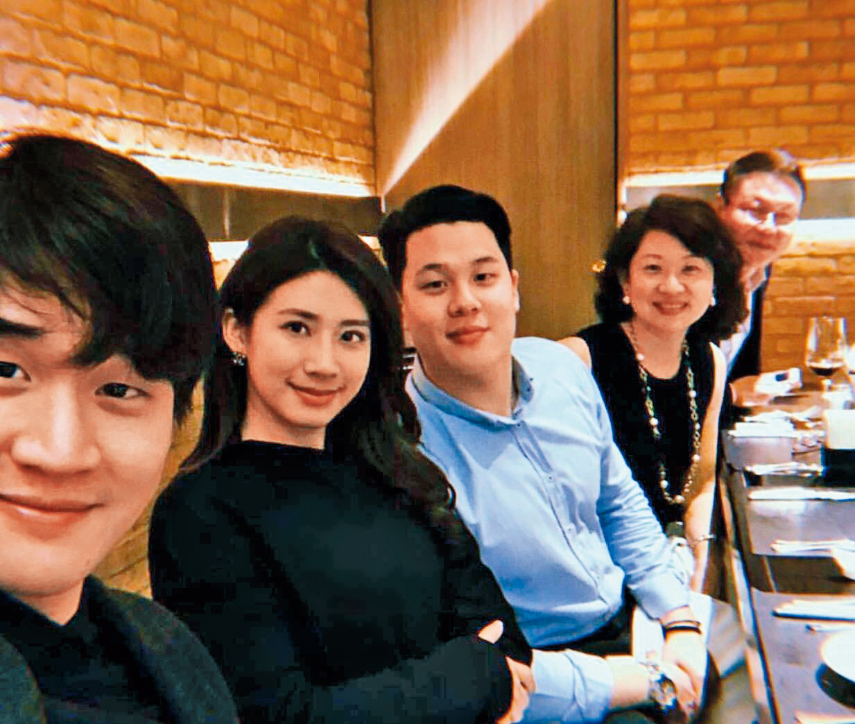 周、趙這對姐弟戀原本備受看好，周甚至帶趙見家人、聚餐，沒想到戀情最後仍無疾而終。（讀者提供）