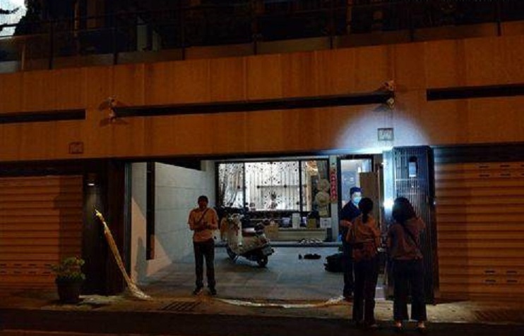 賴男在太平一棟透天厝前開槍，然後一路逃竄到埔里，被警方包圍時舉槍自戕。（讀者提供）