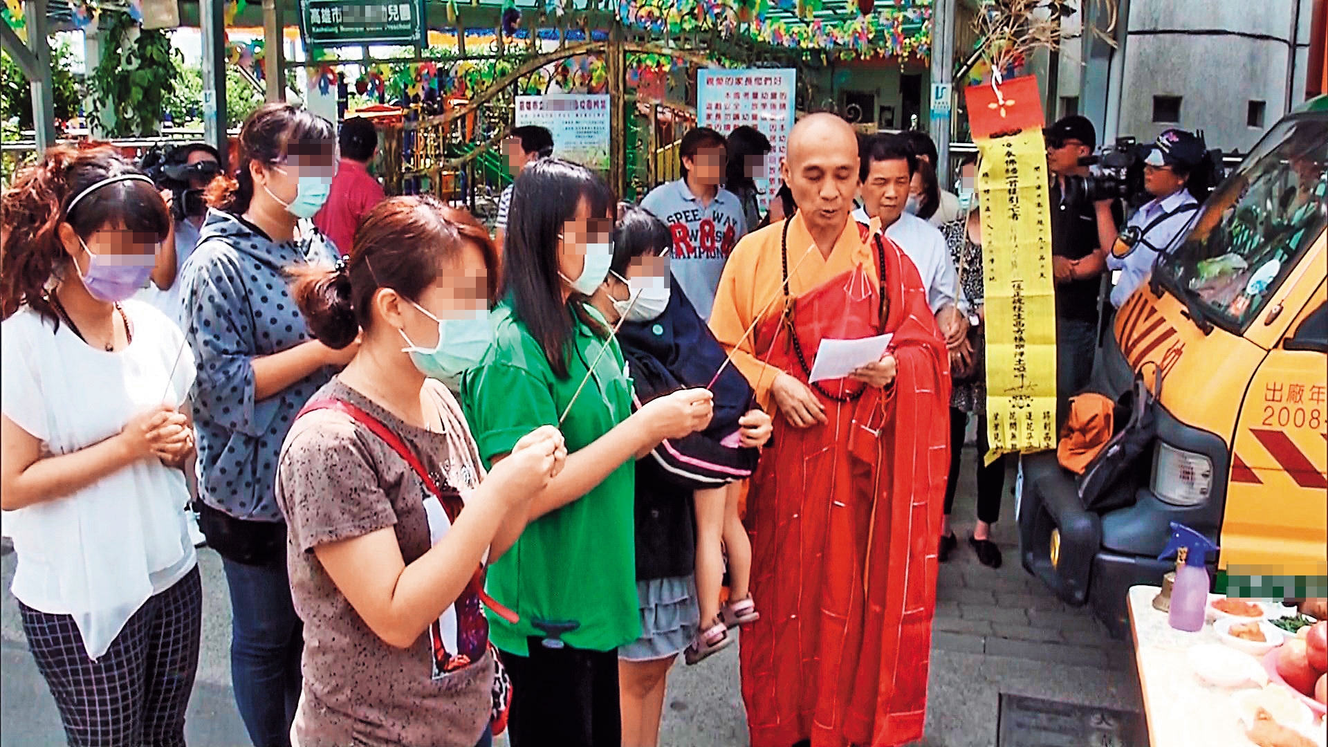 命案發生後，李宏基前妻的家人前往現場招魂。