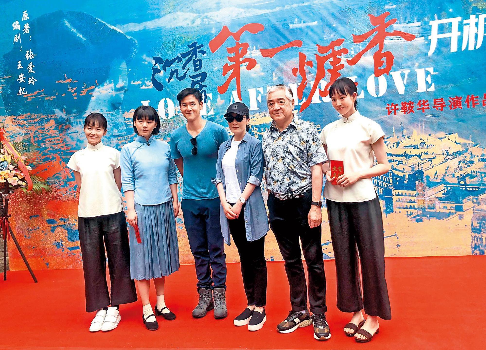 有傳張鈞甯(右1)擠下原本的小咖演員,加入電影《第一爐香》劇組,飾演戲分並不重的丫鬟角色。(翻攝自新浪娛樂微博)