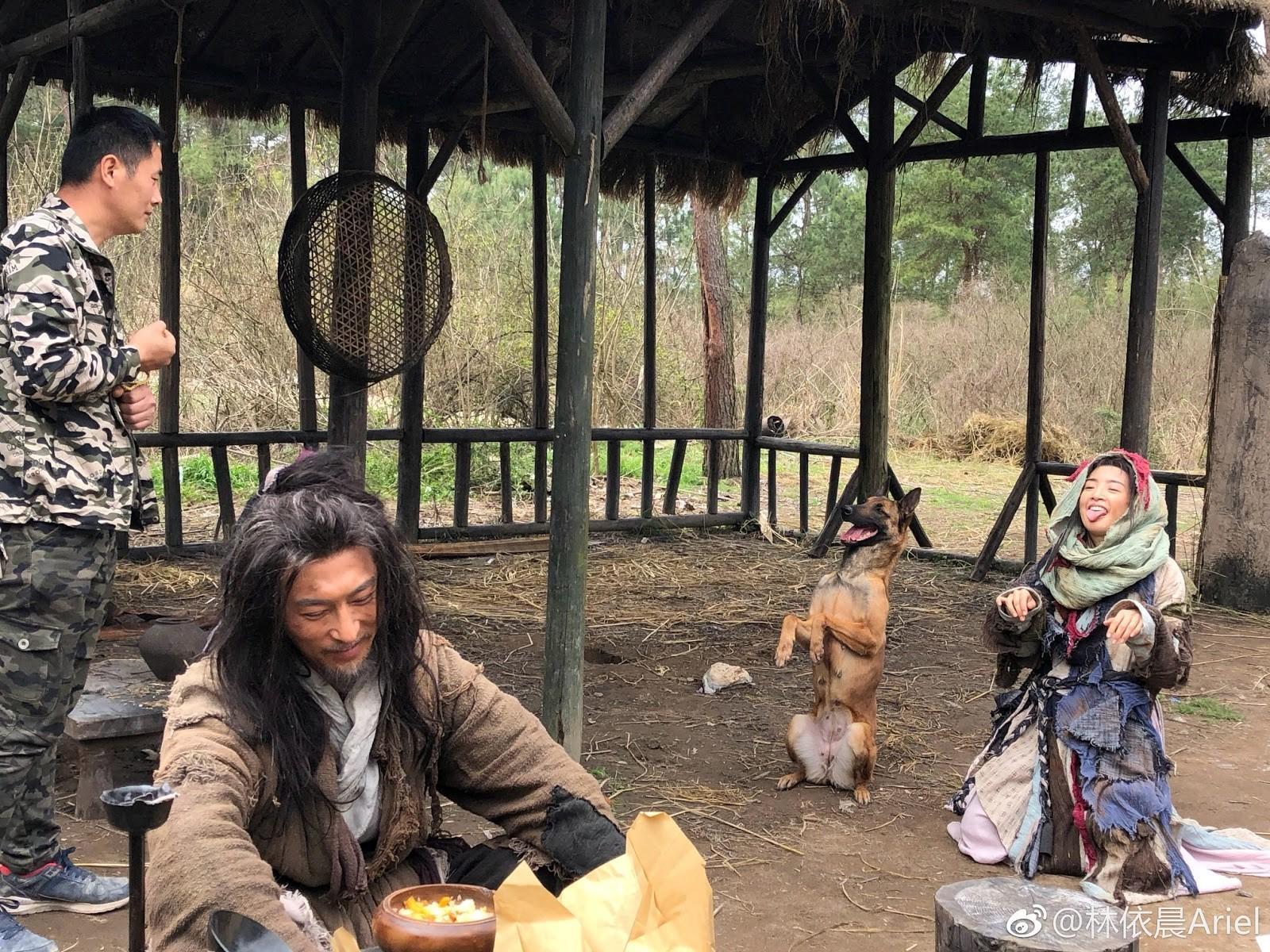 林依晨（右）飾演乞丐出身的花不棄，劇中她徒手抓老鼠、坐地扮狗撒嬌樣樣來。（翻攝自林依晨微博）
