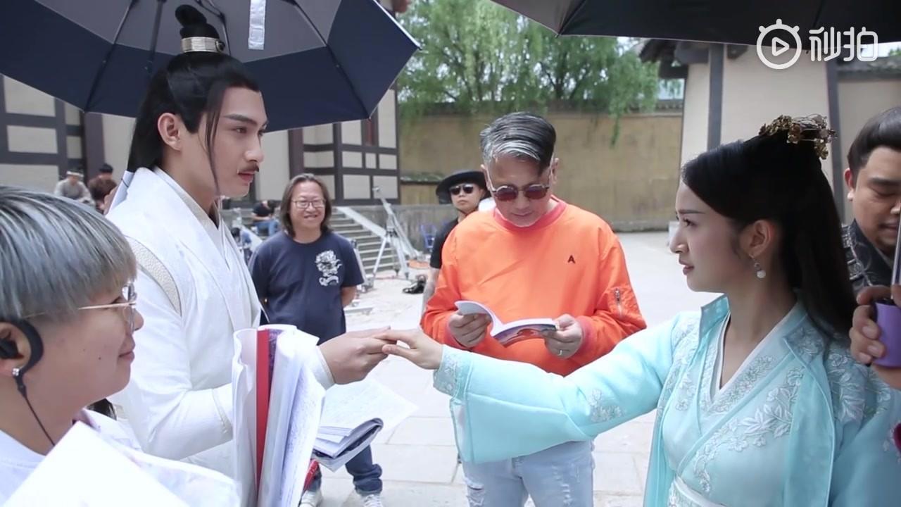 導演查傳誼（右二）為《小女花不棄》增添港式幽默，笑點有別於一般古裝劇。（愛奇藝提供）