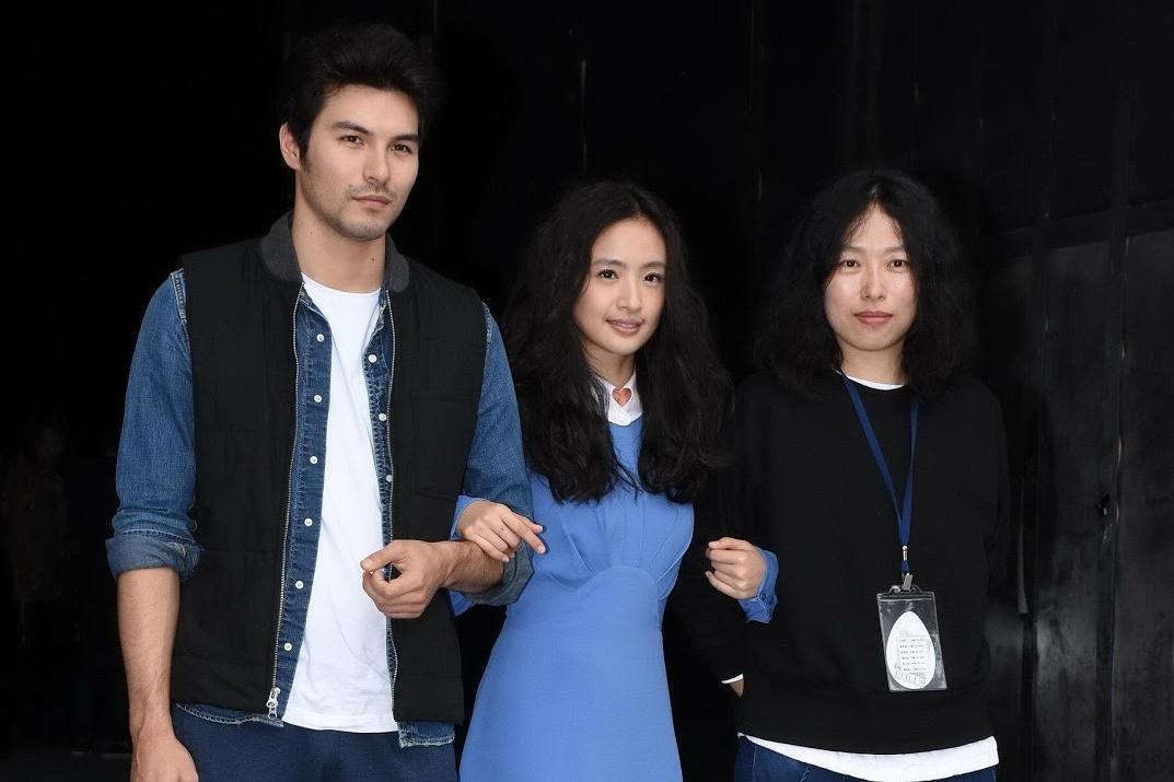 電影《我的蛋男情人》導演傅天余(右)將編導驚悚鬼片《濕身》。左起為鳳小岳、林依晨。(東方IC)