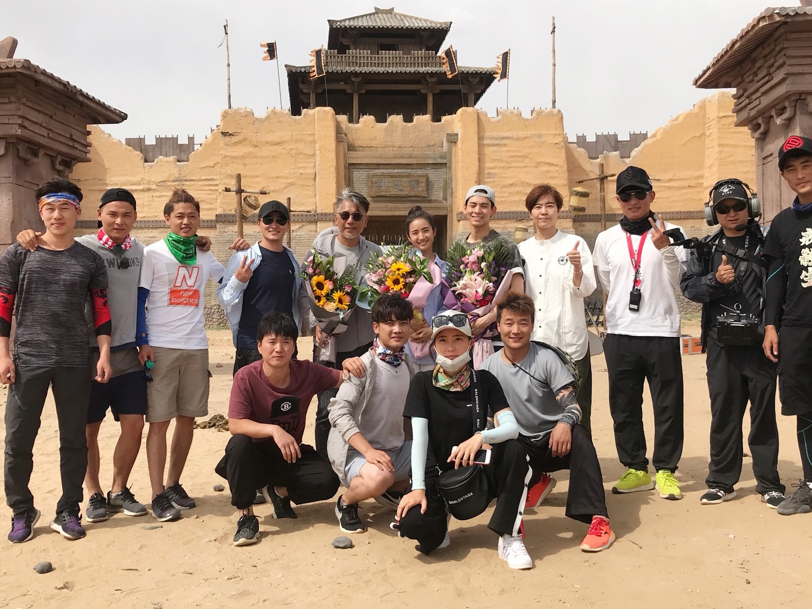 為讓自家演員多元嘗試不同戲路,周美豫(右四)著手開發製作《小女花不棄》。林伯宏、林依晨皆為旗下藝人。(周子提供)