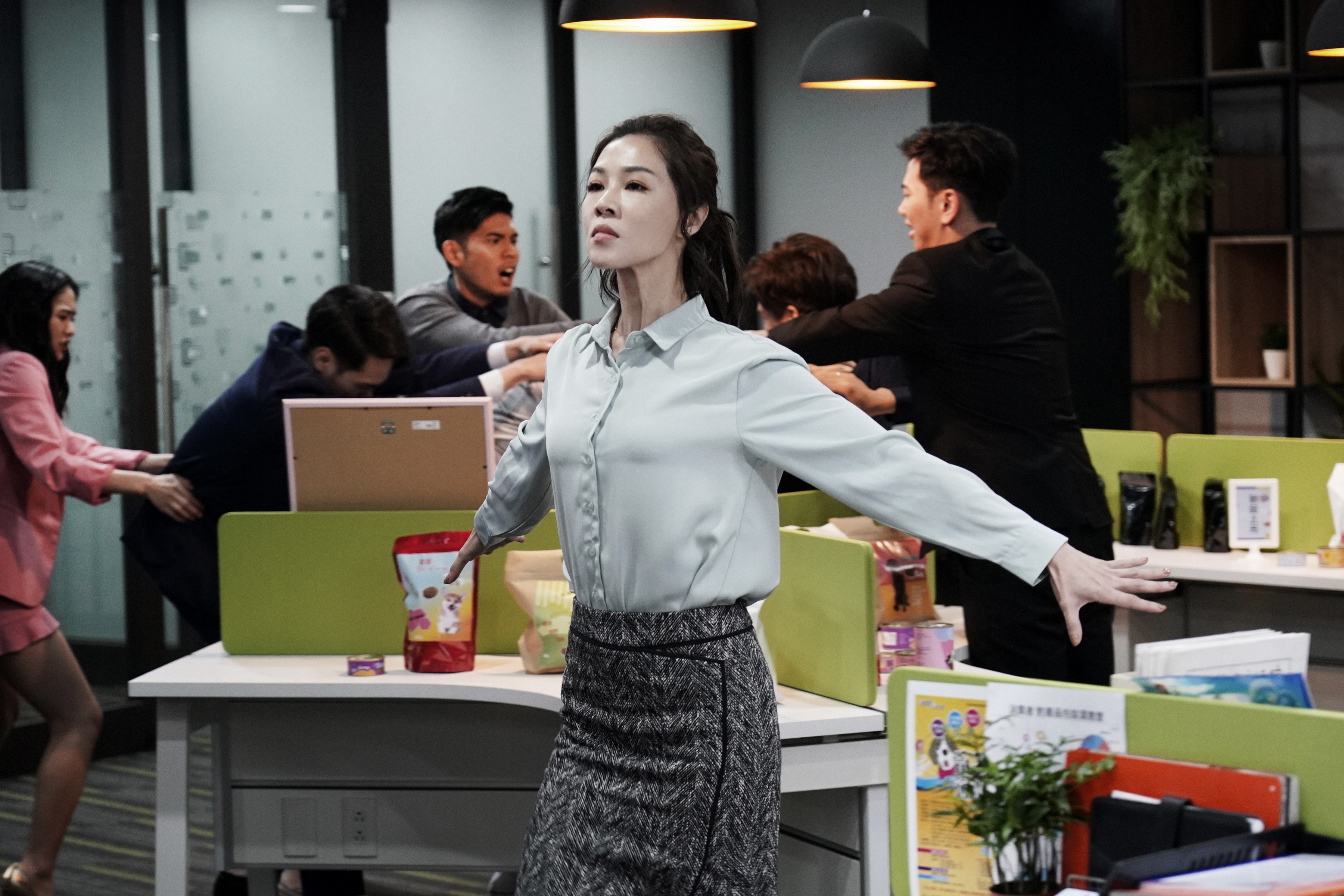 謝盈萱金馬封后後第一部作品便是演出作家江鵝的改編作品《俗女養成記 》，飾演一位年近40卻還是魯蛇的「俗女。」（CatchPlay提供）