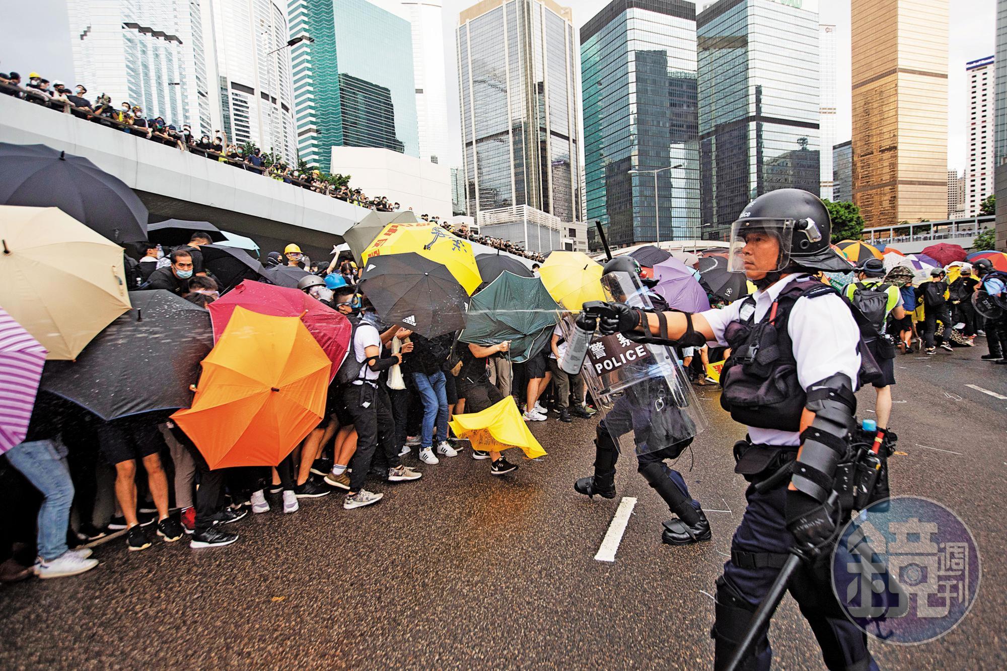 過去二個月來，香港週間小遊行，週末大遊行，七月最後一週，香港出現前所未有抗爭現象。