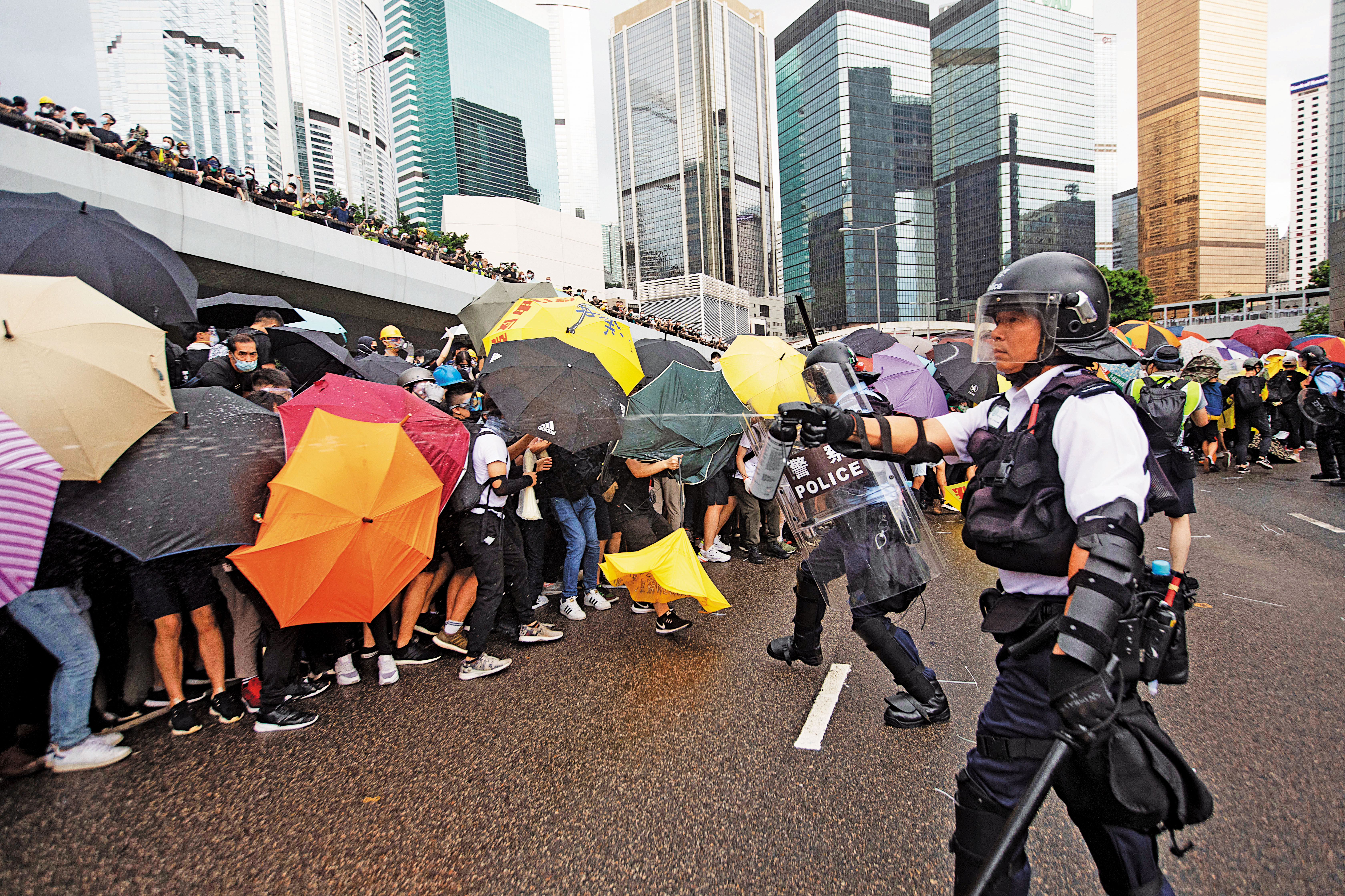 過去二個月來，香港週間小遊行，週末大遊行，七月最後一週，香港出現前所未有抗爭現象。
