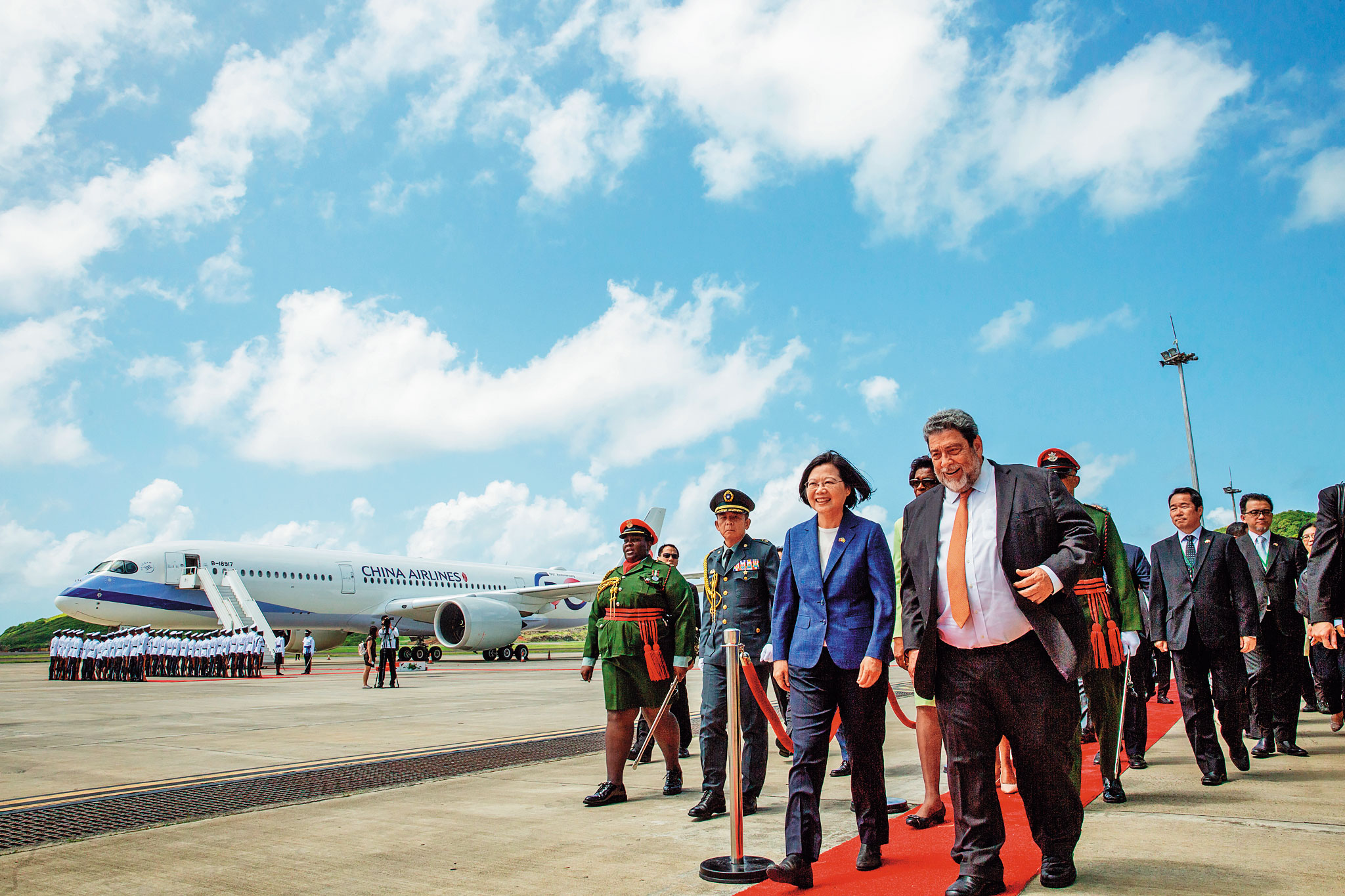 國安局特勤人員利用總統出訪通關禮遇,挾帶近萬條私菸,讓蔡英文總統從美洲訪問歸國,即遭遇措手不及的政治危機。(總統府提供)