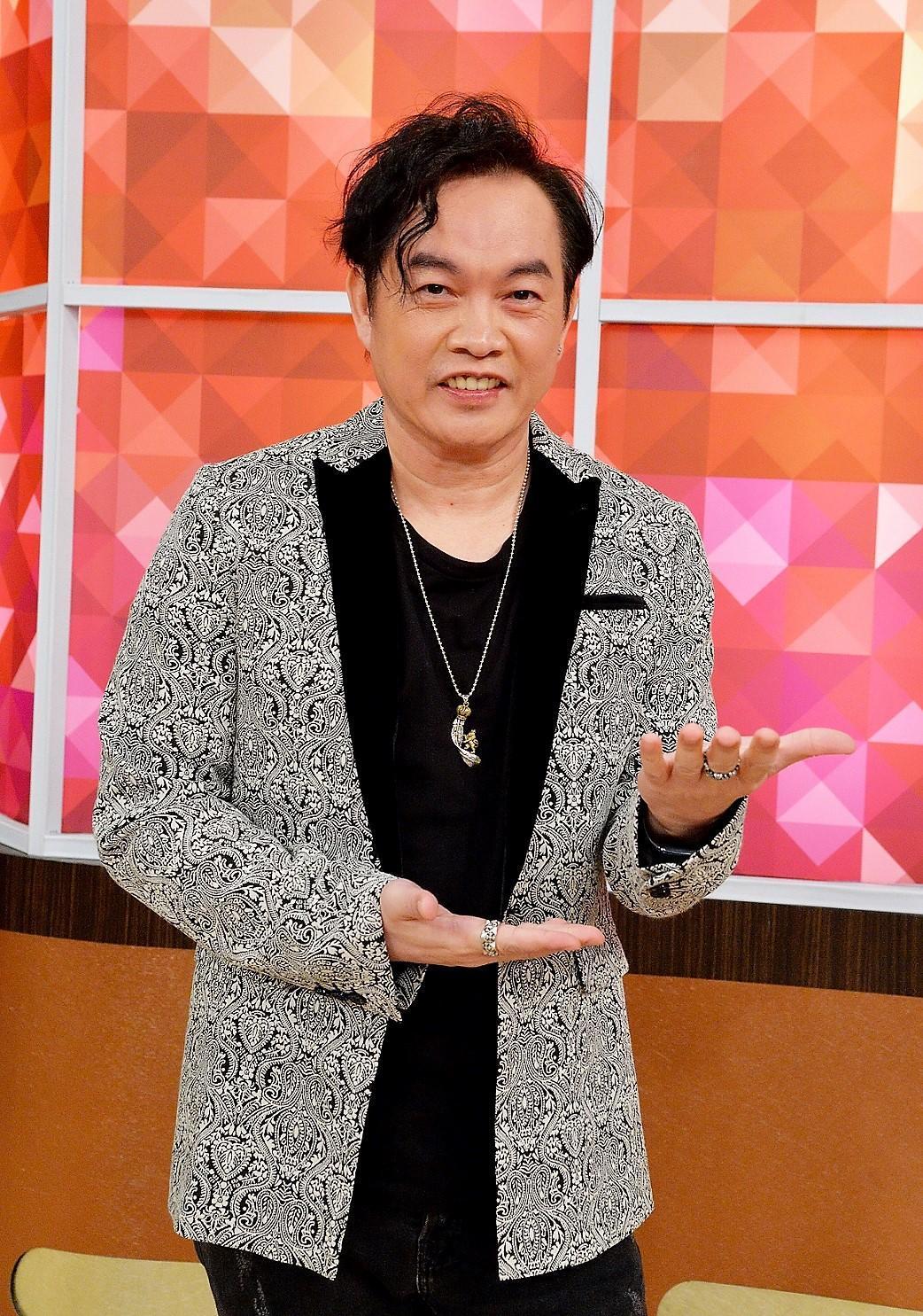 康康因為有位書店老闆友人，所以房間裡堆滿各國美女寫真集。（衛視中文台提供）