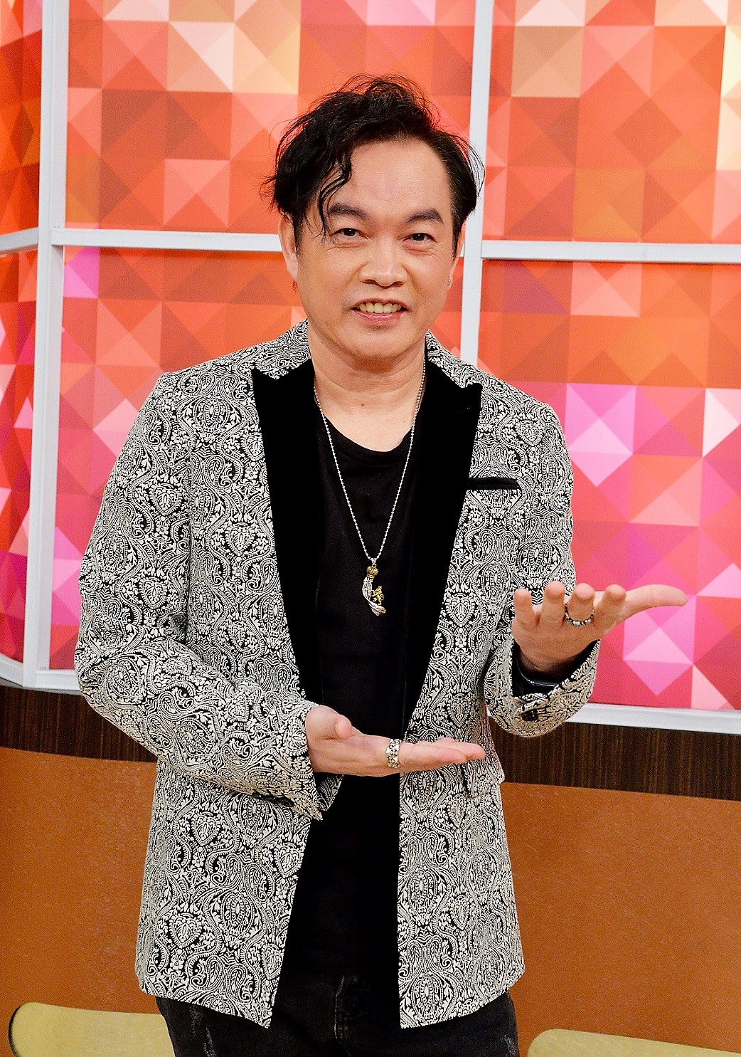 康康因為有位書店老闆友人，所以房間裡堆滿各國美女寫真集。（衛視中文台提供）