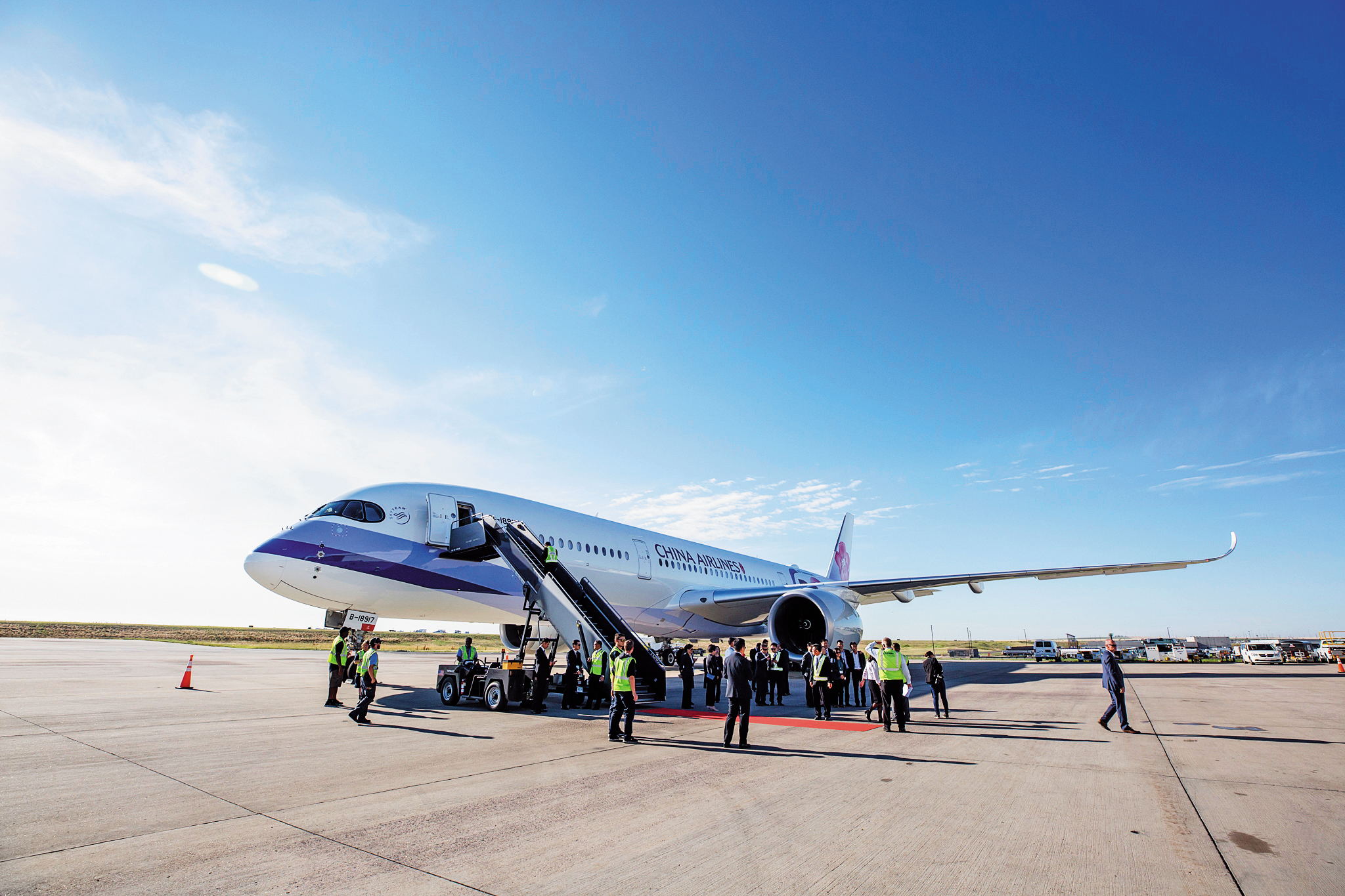 總統蔡英文出訪專機返抵國門，大批調查局人員早已埋伏在旁，逮到國安局人員非法團購免稅菸品達9,800條。