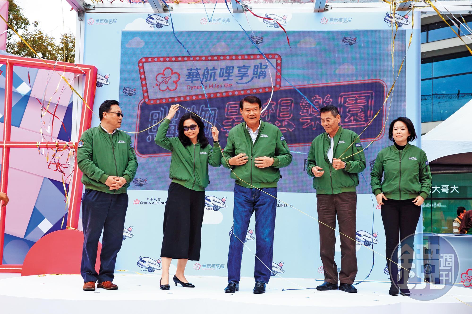 華航去年底成立電商平台,時任董事長何煖軒與資深副總羅雅美同台參加記者會,羅原本可望升任總經理,卻在這次免稅菸事件遭改調董事長特助。