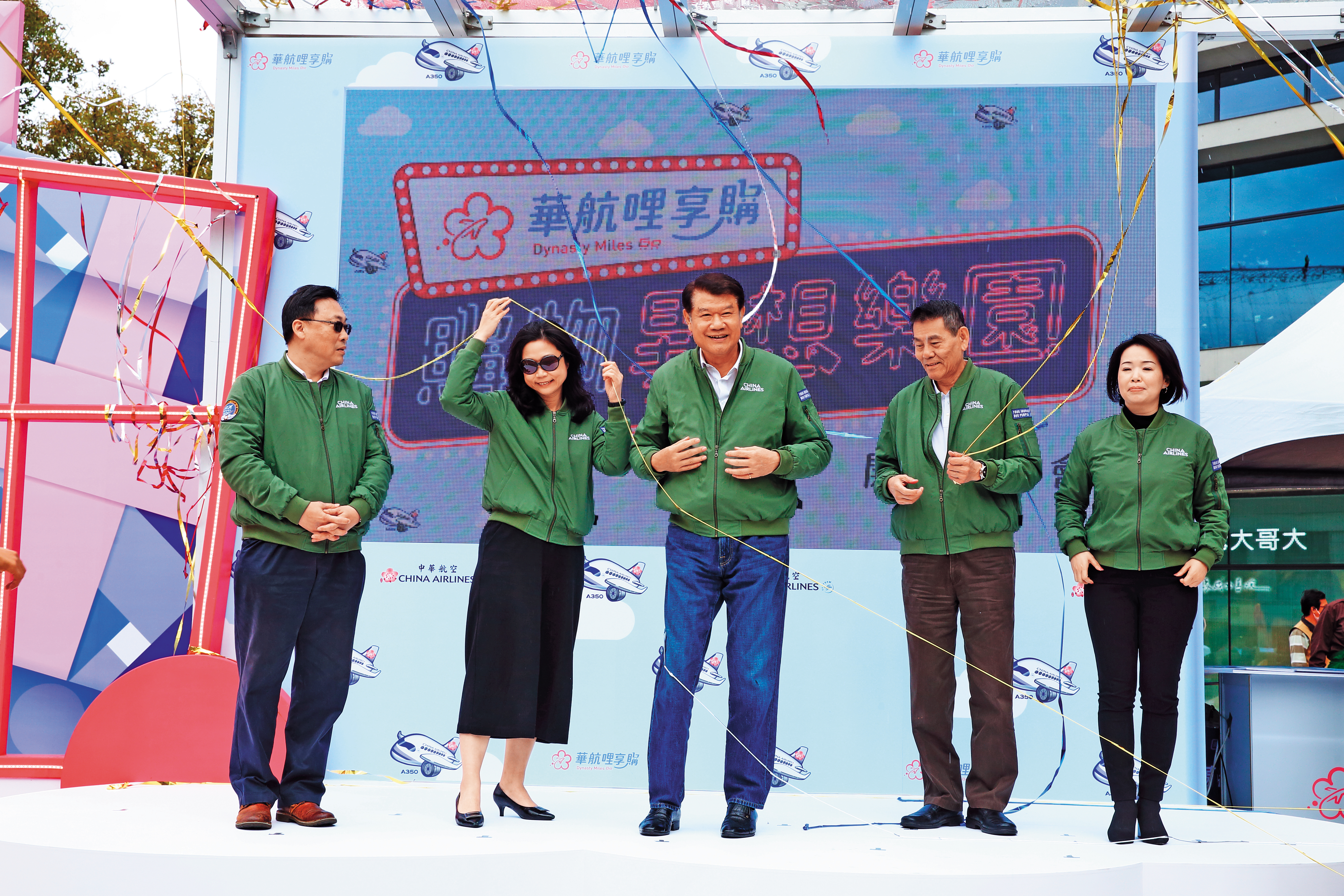 華航去年底成立電商平台，時任董事長何煖軒與資深副總羅雅美同台參加記者會，羅原本可望升任總經理，卻在這次免稅菸事件遭改調董事長特助。