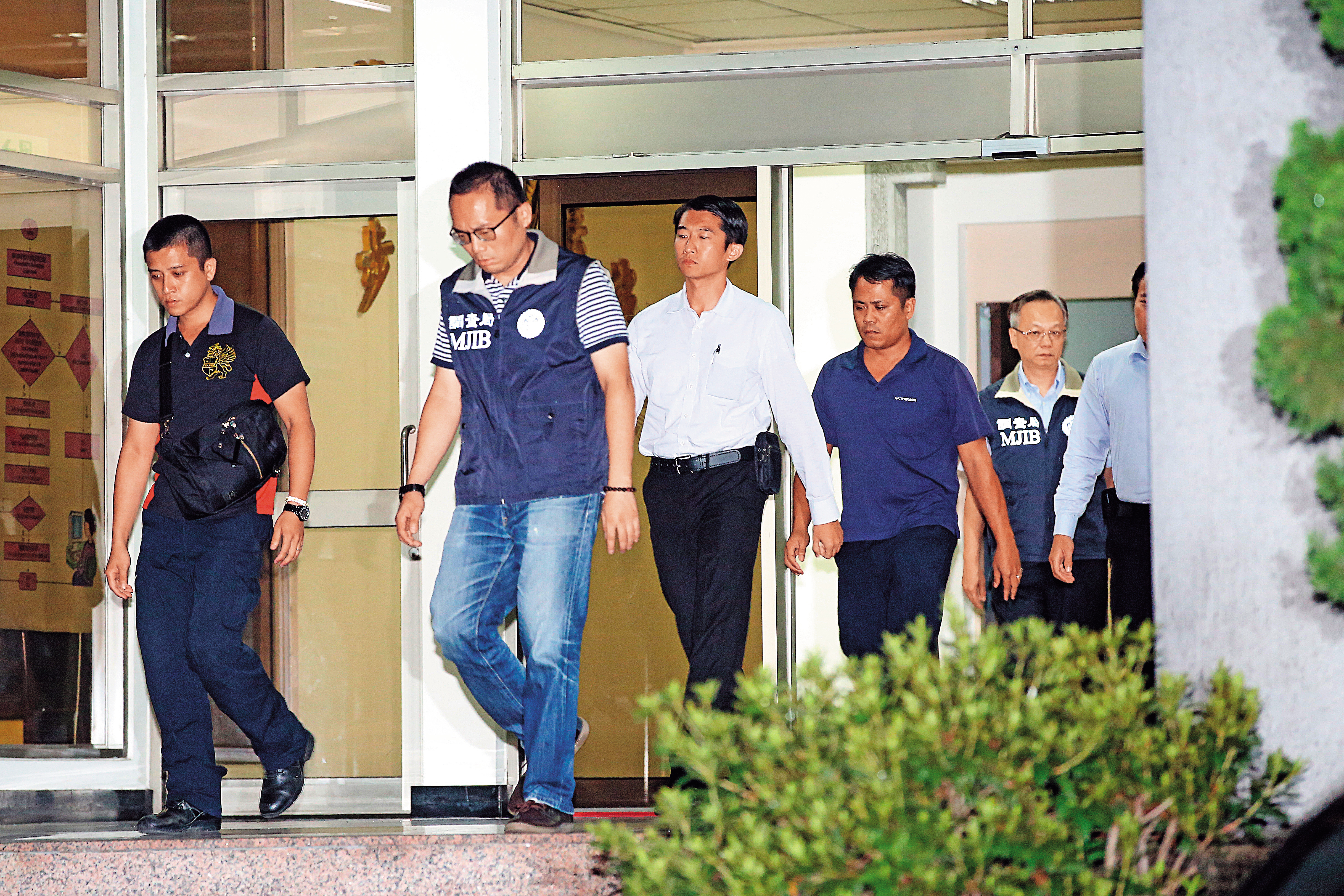 國安局涉及非法團購免稅菸，調查局暗中蒐證，當場人贓俱獲，將多位國安局人員送往北檢偵訊。