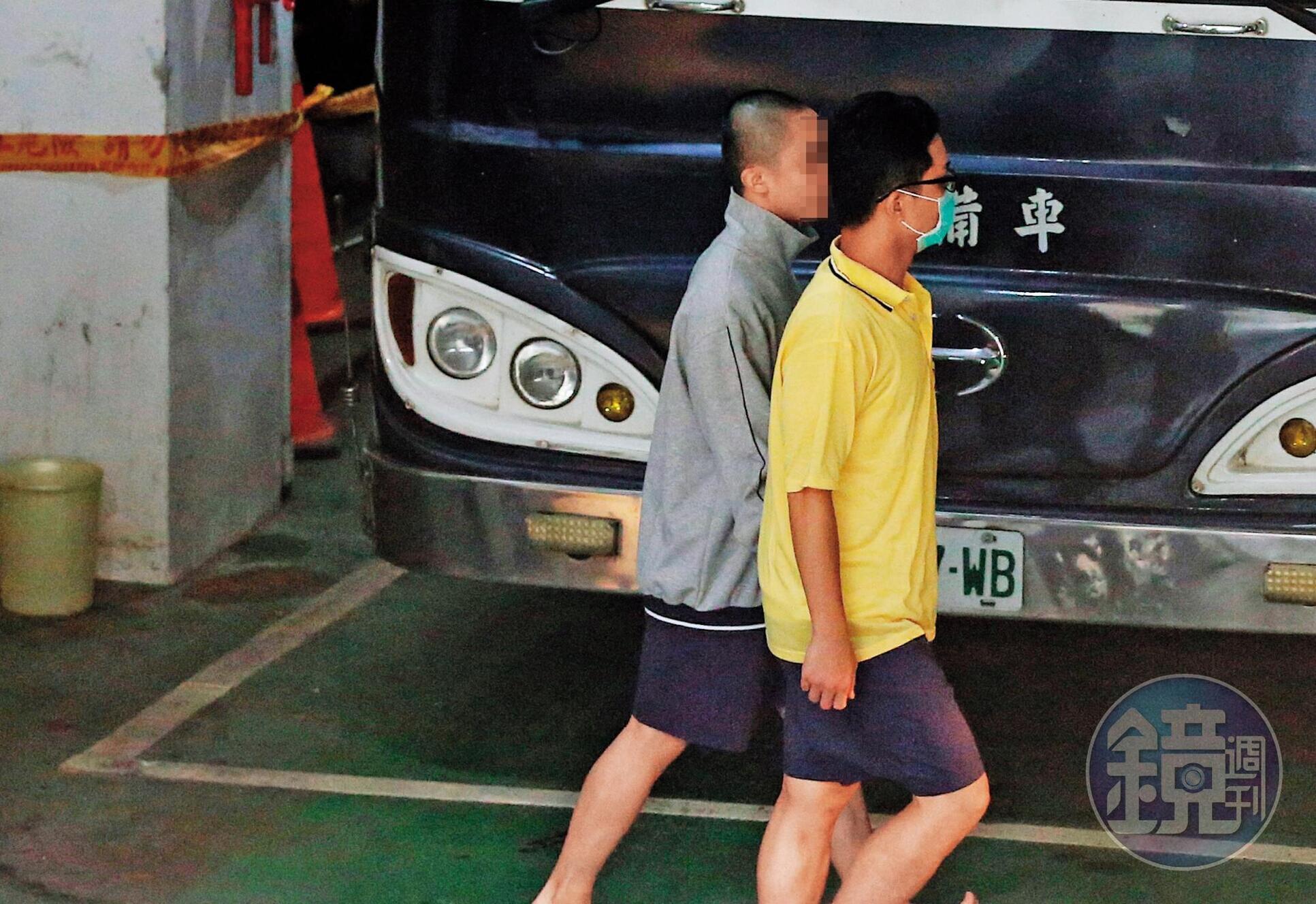 被收押禁見的國安局少校張恒嘉,過去在總統出訪時,負責向華航團購免稅菸品,檢方29日首度將他提訊,以釐清採購流程。