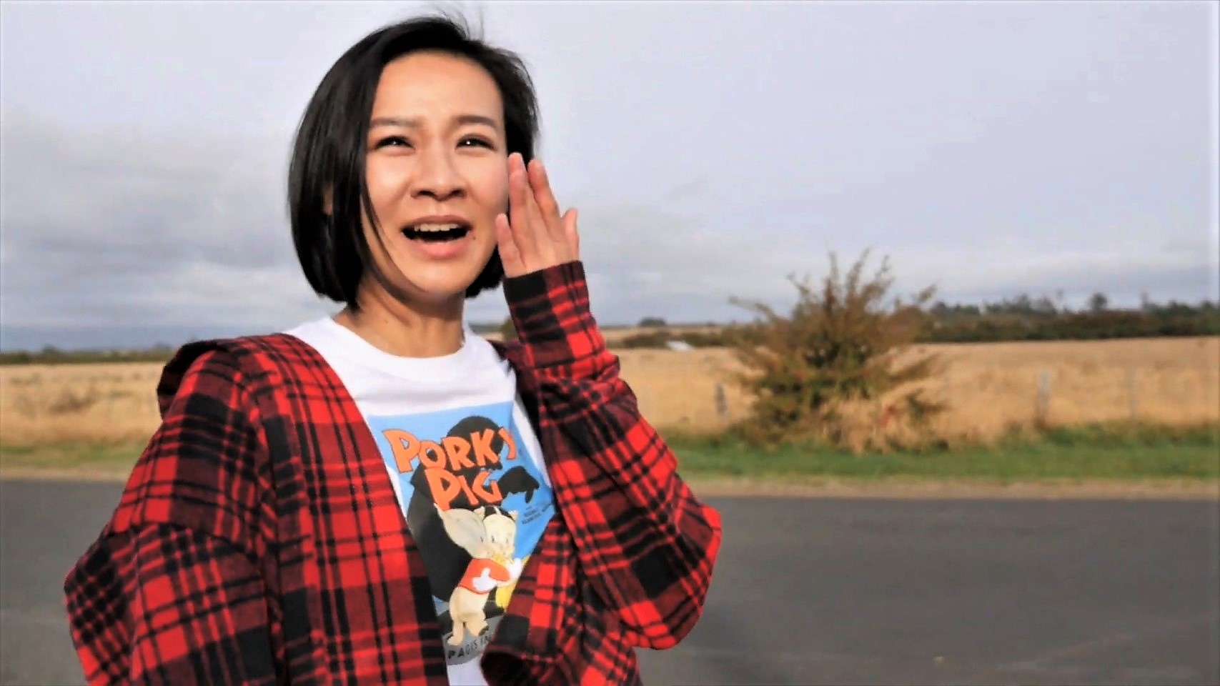 《下課花路米》主持人亞里陪小背包客成功學會騎腳踏車，感動到落淚。（公視提供）