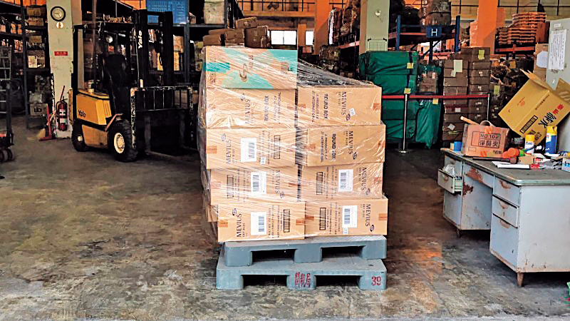 國安局團購的9,800條免稅菸全被藏在華膳倉庫內，直到總統專機降落前一刻，才被混充成行李送上貨車。（讀者提供）