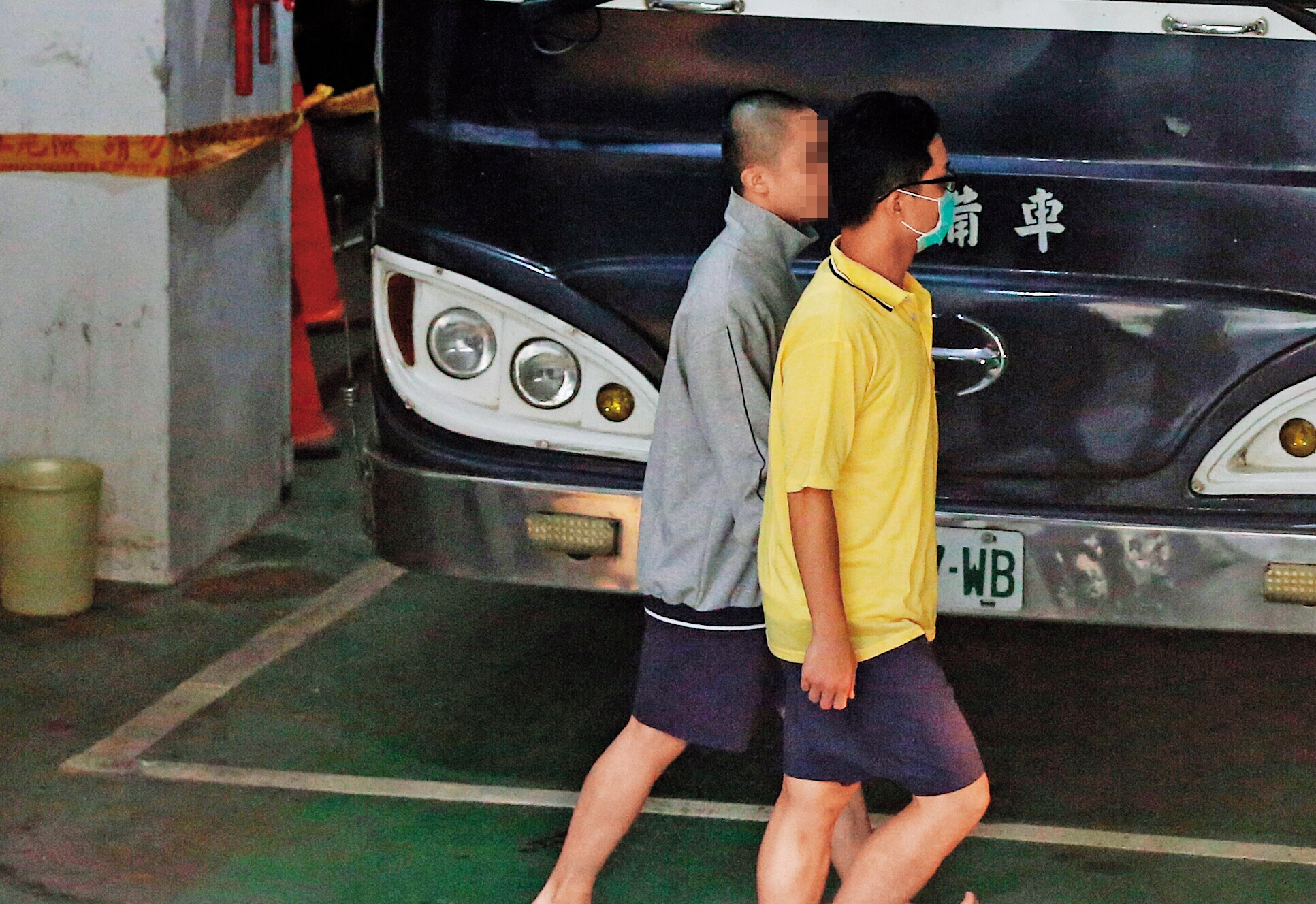 被收押禁見的國安局少校張恒嘉，過去在總統出訪時，負責向華航團購免稅菸品，檢方29日首度將他提訊，以釐清採購流程。