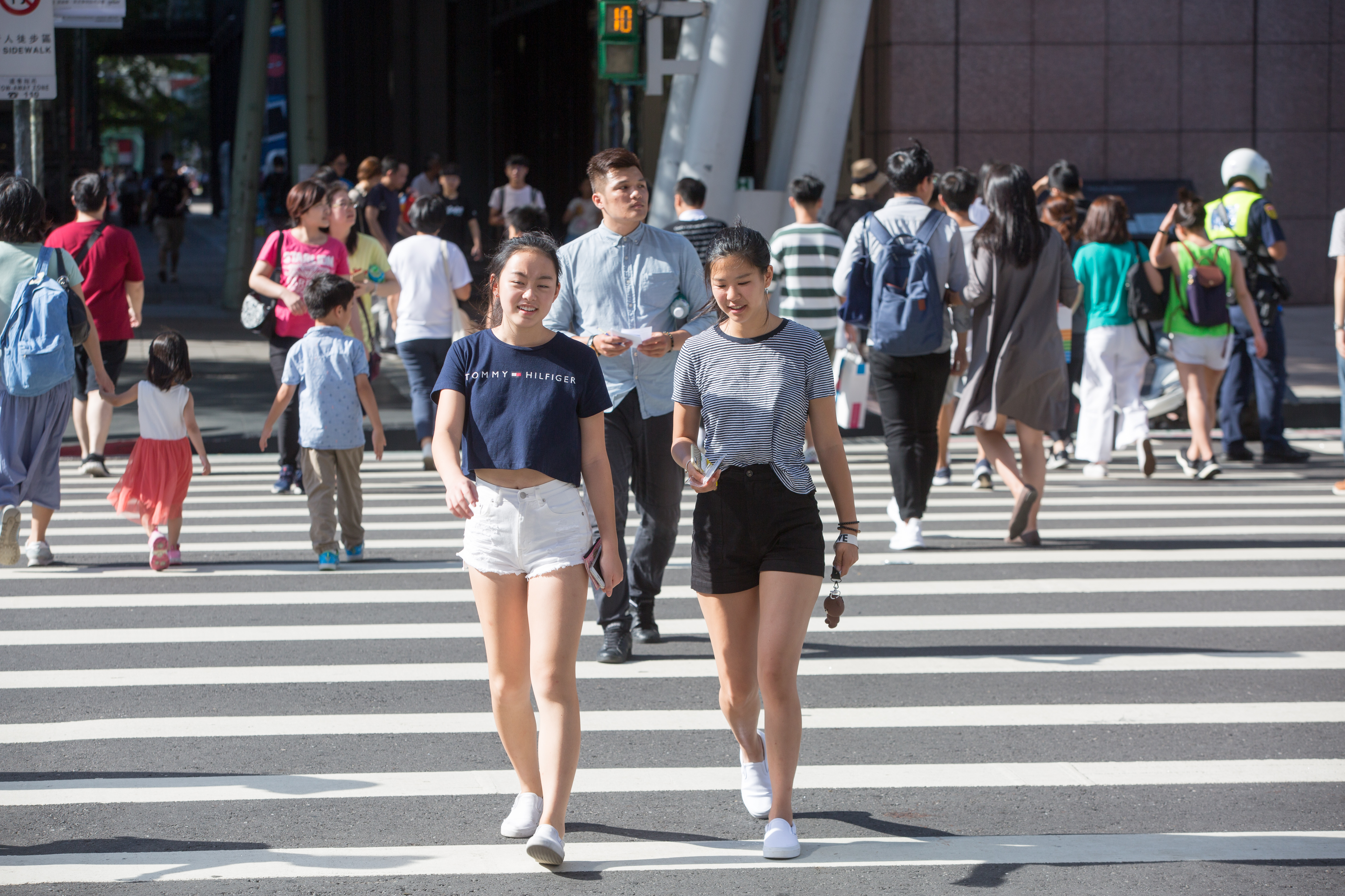 10月1日起「行人交通安全設施條例」修正案正式上路，新規定讓行人交通安全更有保障。（本刊資料照）